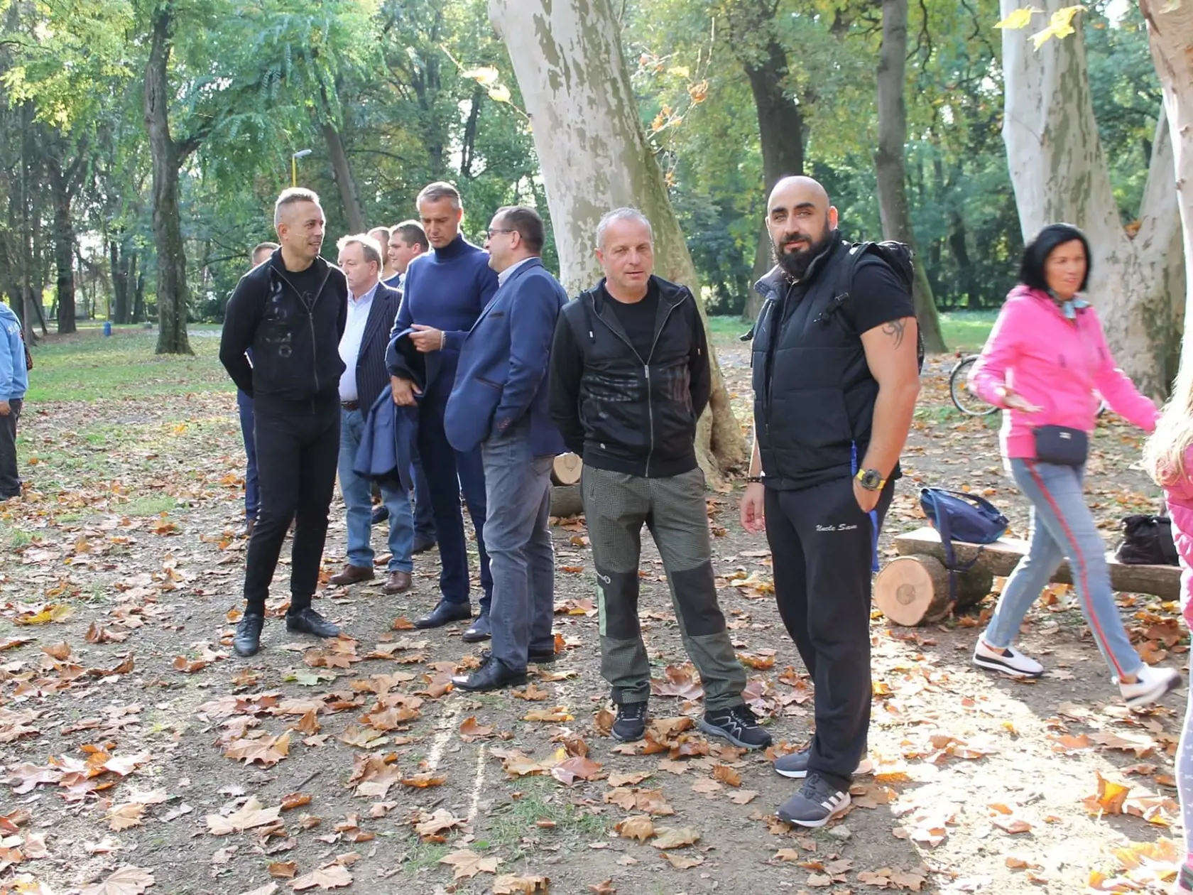 Sosna so straníckymi kolegami Róbertom Pucim, Richardom Rašim, pri ktorom stojí (v teplákoch) primátor Trebišova Marek Čižmár.
