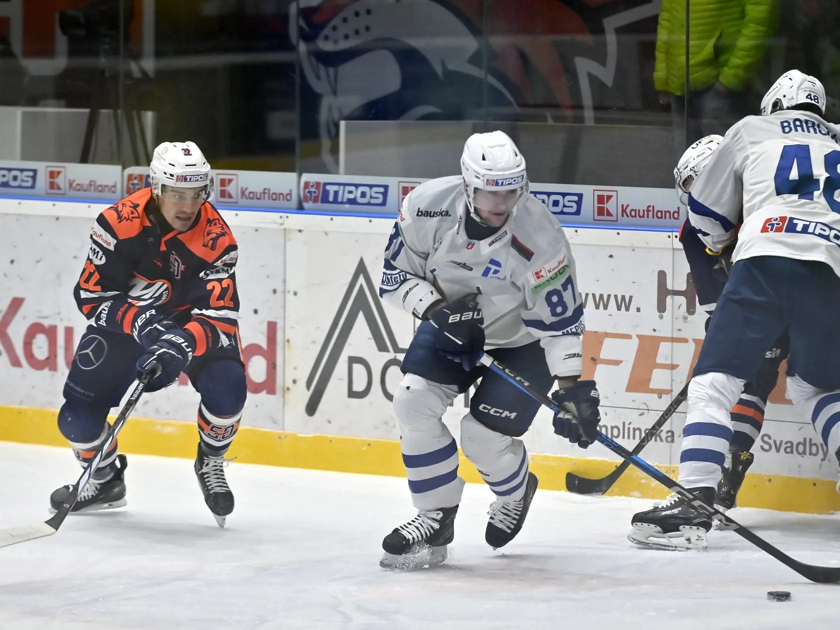 Na snímke zľava Marek Valach (Michalovce) a Juraj Majdan (HK Spišská Nová Ves) počas zápasu 37. kola hokejovej Tipos extraligy HK Dukla Ingema Michalovce - HK Spišská Nová Ves v Michalovciach v nedeľu 12. januára 2025. FOTO TASR - Roman Hanc