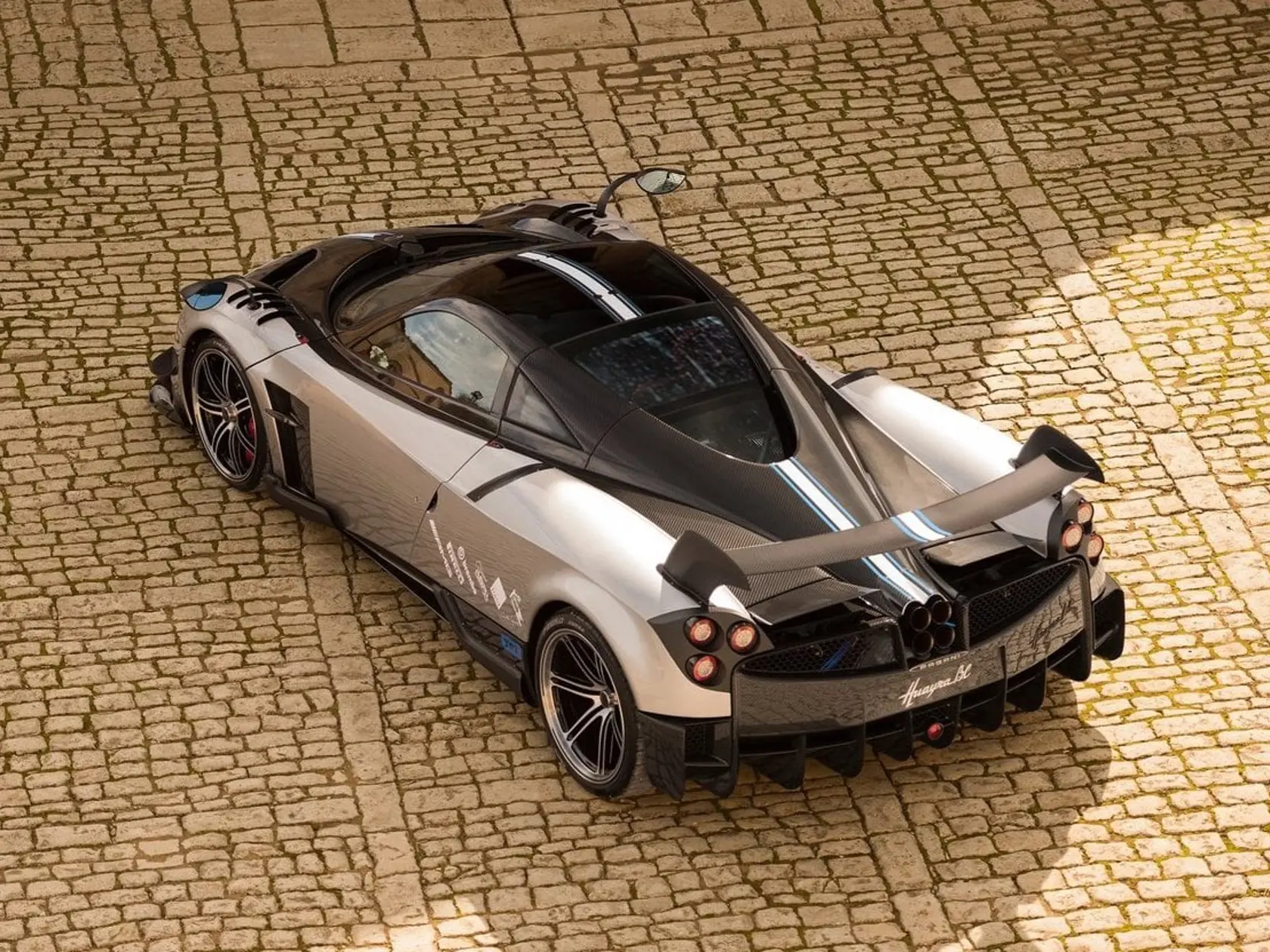 Pagani Huayra BC z roku 2016 s cenou 2,6 milióna dolárov je prakticky rovnako drahé, ako Bugatti Chiron. Vyrobí sa z neho len 20 kusov, všetky sa samozrejme predali okamžite. BC v jeho názve je skratkou mena Benny Caiola. takto automobilka vzdala poctu svojmu historicky prvému zákazníkovi. Maximálny výkon má tesne nad hranicou 700 koní, na stovku zrýchli za 3,2 sekundy a maximálku má 370 km/h.