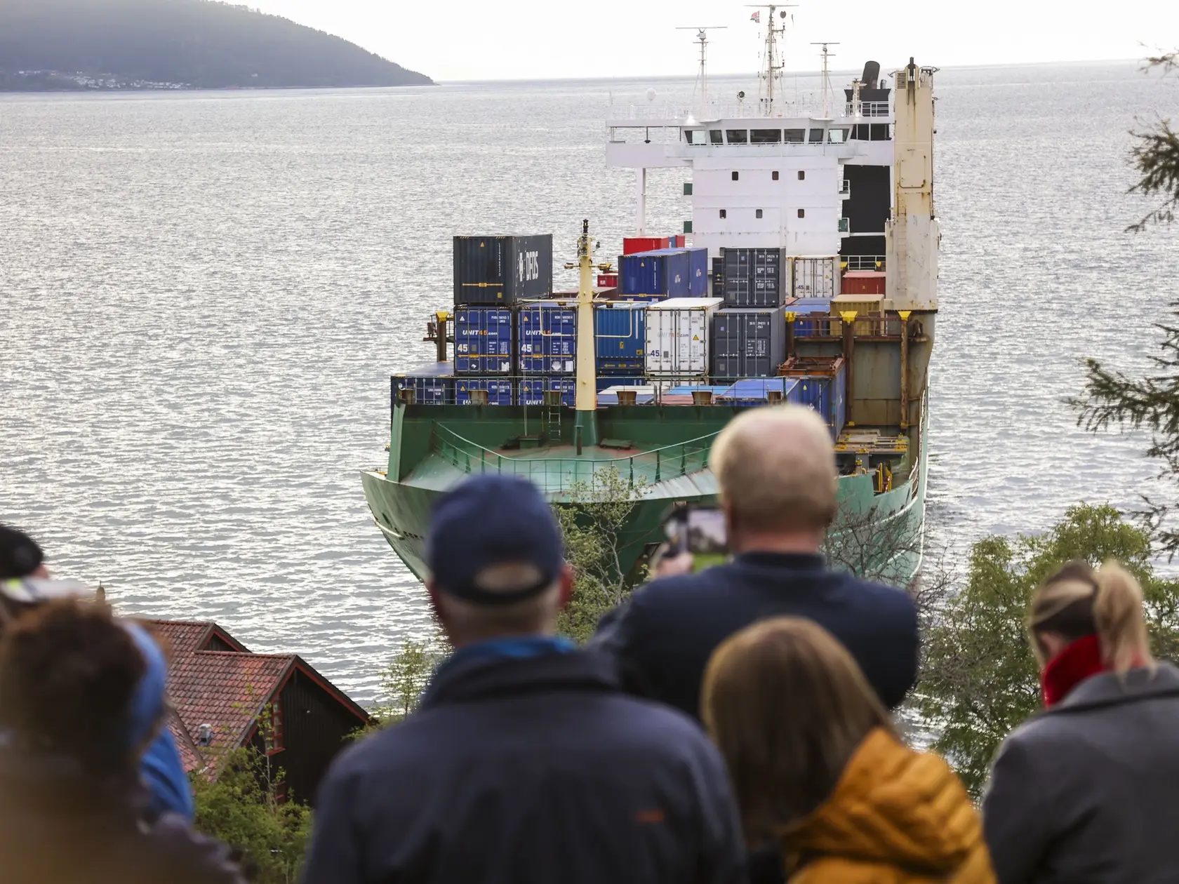 Na snímke kontajnerová loď NCL Salten po tom, ako narazila na plytčinu neďaleko nórskej obce Byneset vo fjorde Trondheimsfjord 22. mája 2025. Nákladná loď narazila do brehu v nórskom fjorde iba niekoľko metrov od domu, kde v tom čase spal muž. Johana Helbera prebudil až sused, ktorý prišiel skontrolovať, či je v poriadku.