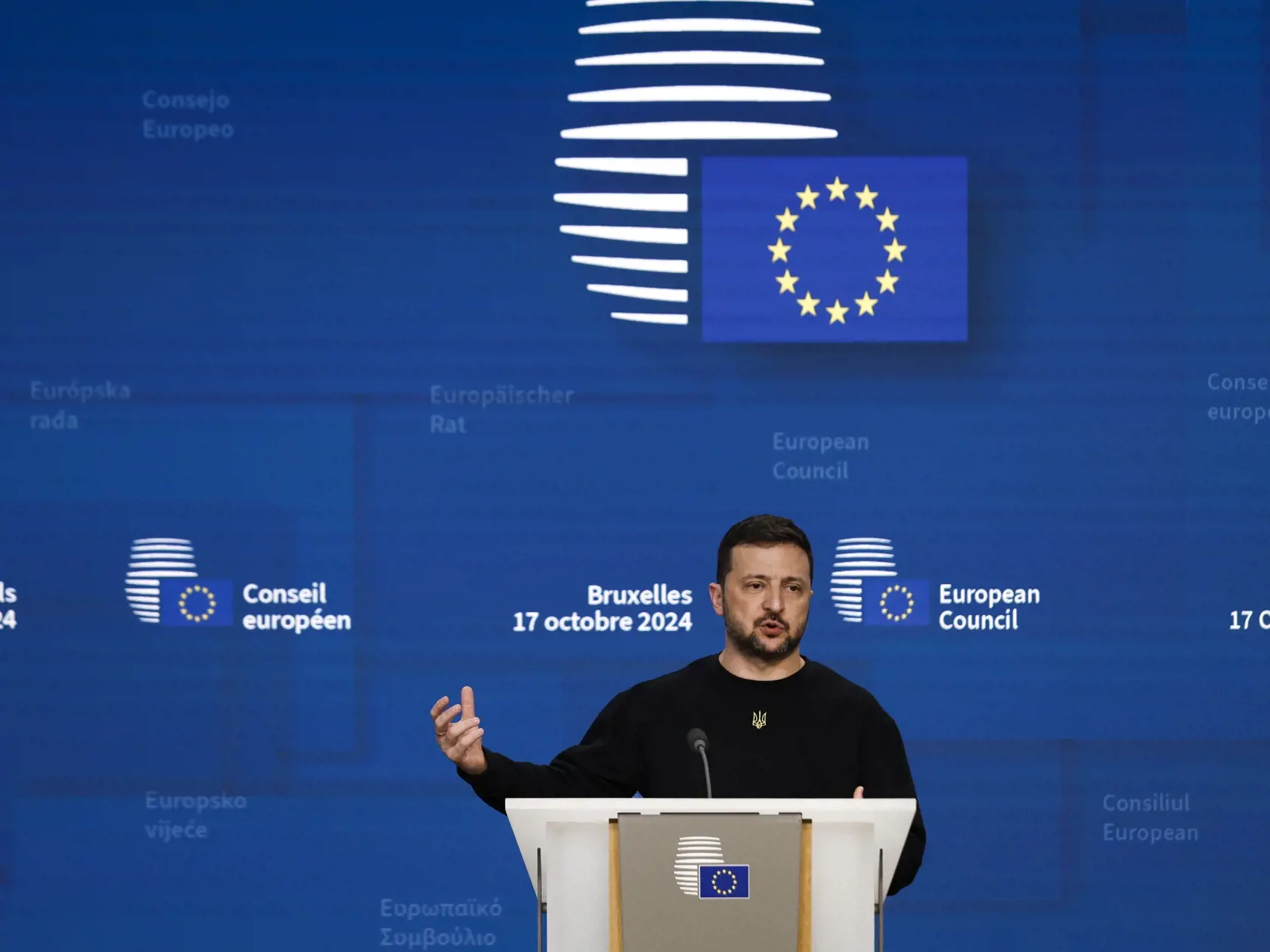 JB 34 Brusel - Ukrajinský prezident Volodymyr Zelenskyj rozpráva počas tlačovej konferencie na summite EÚ v Bruseli 17. októbra 2024. Samit Európskej rady je naplánovaný na štvrtok a piatok (18. 10.). Hlavnými témami sú vojna na Ukrajine, vývoj na Blízkom východe, migrácia, konkurencieschopnosť a klíma. Vo svetle udalostí môžu vedúci predstavitelia EÚ riešiť aj konkrétne otázky zahraničnej politiky vrátane situácie v Gruzínsku, Moldavsku, Venezuele a Sudáne. Lídri EÚ sa budú venovať ďalšej vojenskej podpore pre Kyjev, preskúmajú pokrok v dodávkach systémov protivzdušnej obrany, munície a rakiet. Diskutovať majú aj o využívaní výnosov zo zmrazených ruských aktív v prospech Ukrajiny a o tom, ako posilniť ukrajinský energetický sektor a jeho kritickú infraštruktúru pred blížiacou sa zimou.
Rokovať budú aj o najnovšom vývoji na Blízkom východe, najmä o kritickej eskalácii násilia v regióne. Budú hľadať spôsoby, ako dosiahnuť okamžité prímerie pozdĺž libanonsko-izraelskej hranice a v Pásme Gazy či prepustenie všetkých rukojemníkov. FOTO TASR/AP 

Ukraine's President Volodymyr Zelenskyy talks to journalists during a press conference at an EU summit in Brussels, Thursday, Oct. 17, 2024. (AP Photo/Omar Havana)