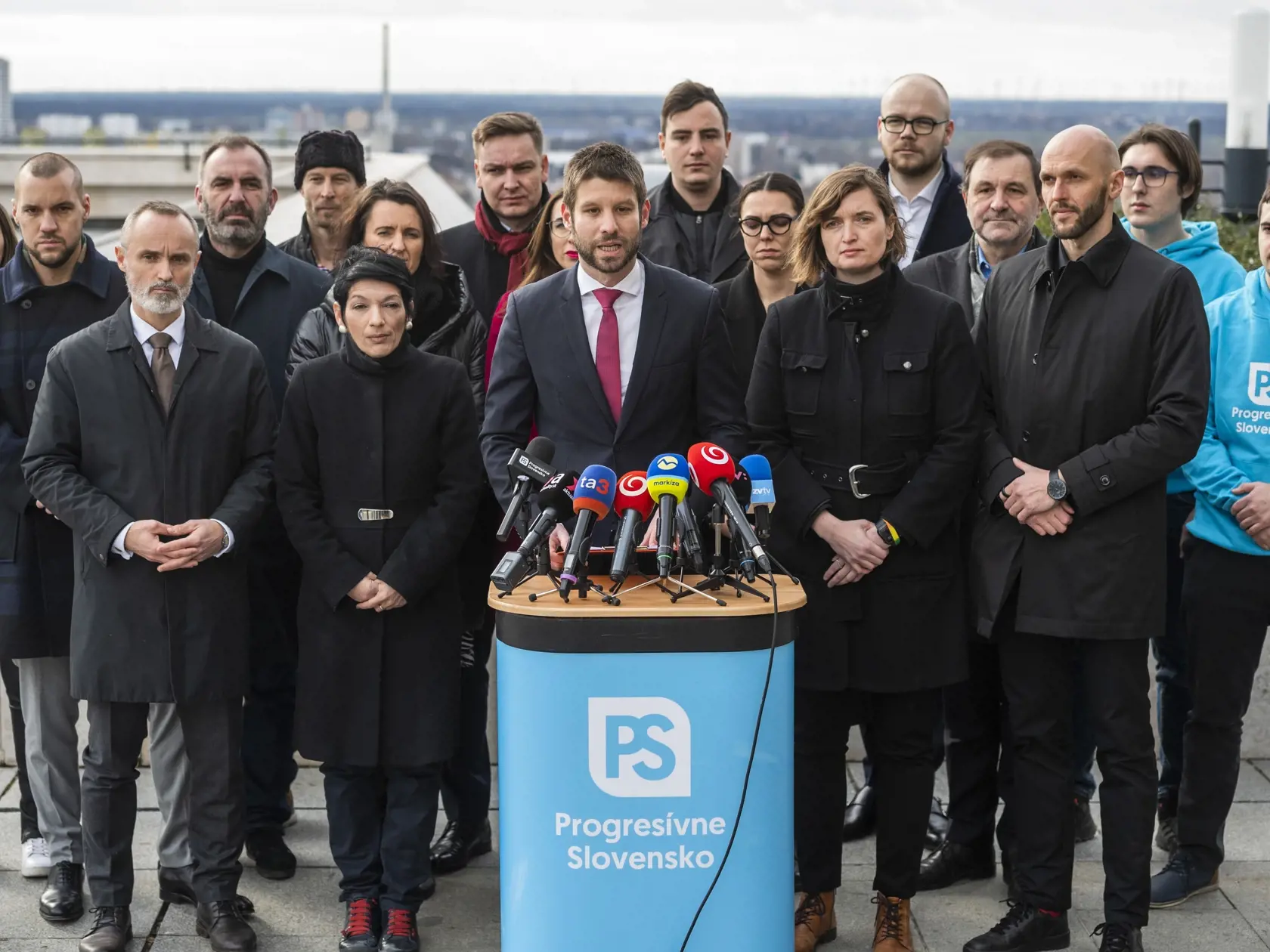 Na snímke uprostred predseda strany Progresívne Slovensko a podpredseda Európskeho parlamentu Michal Šimečka.