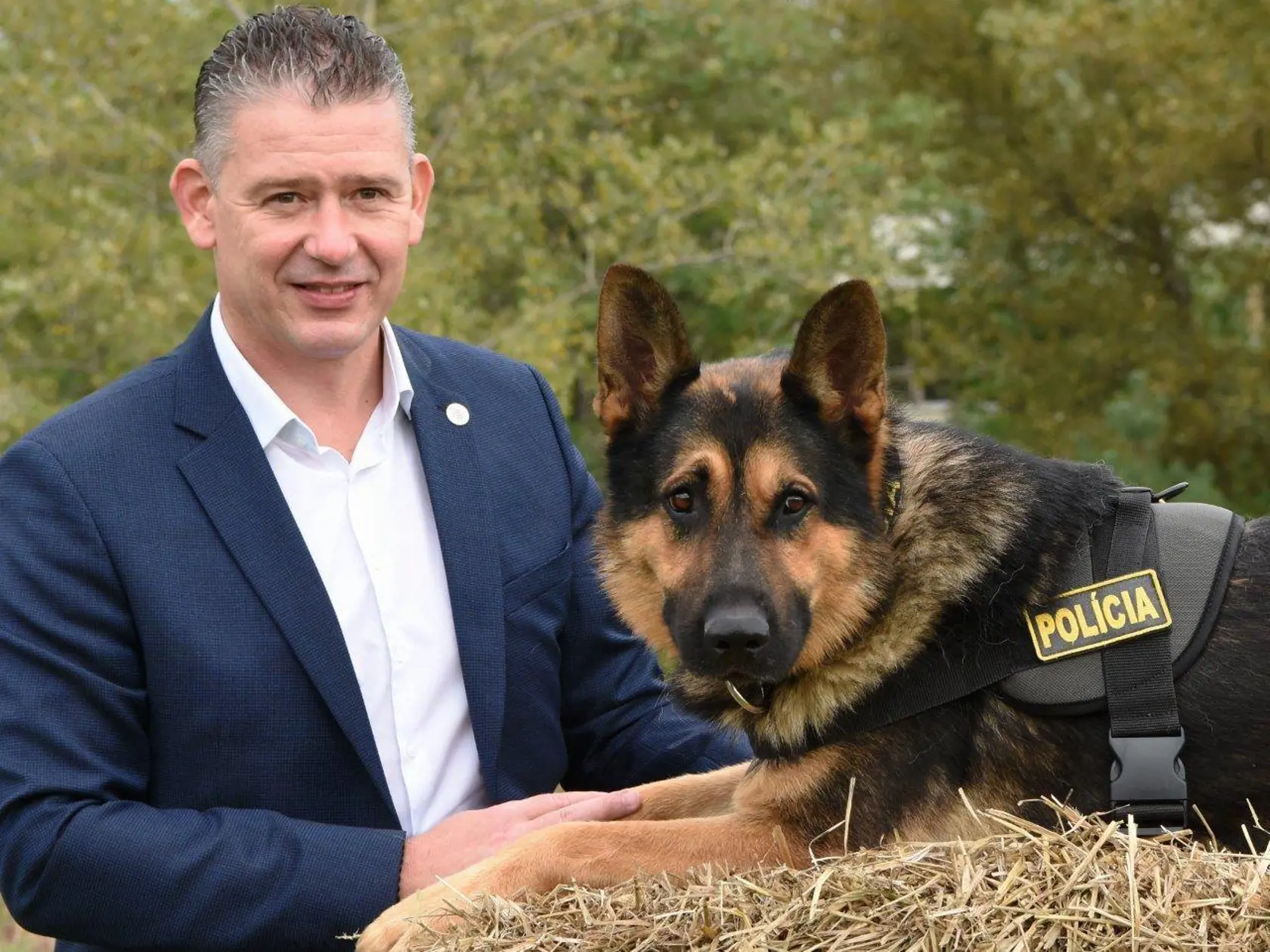 Minister Roman Mikulec pózoval so služobnými zvieratami, ktoré budú hrdinami policajného kalendára.