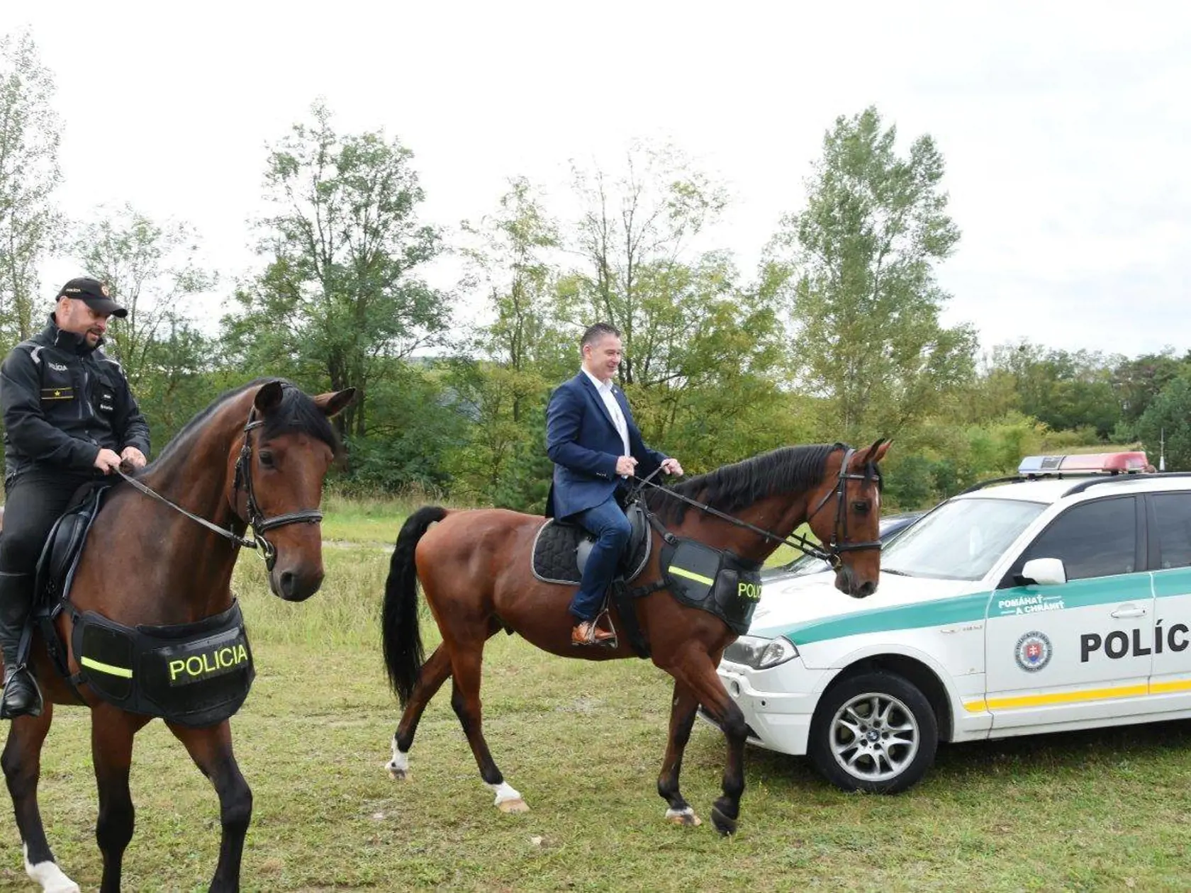 Minister Roman Mikulec pózoval so služobnými zvieratami, ktoré budú hrdinami policajného kalendára.