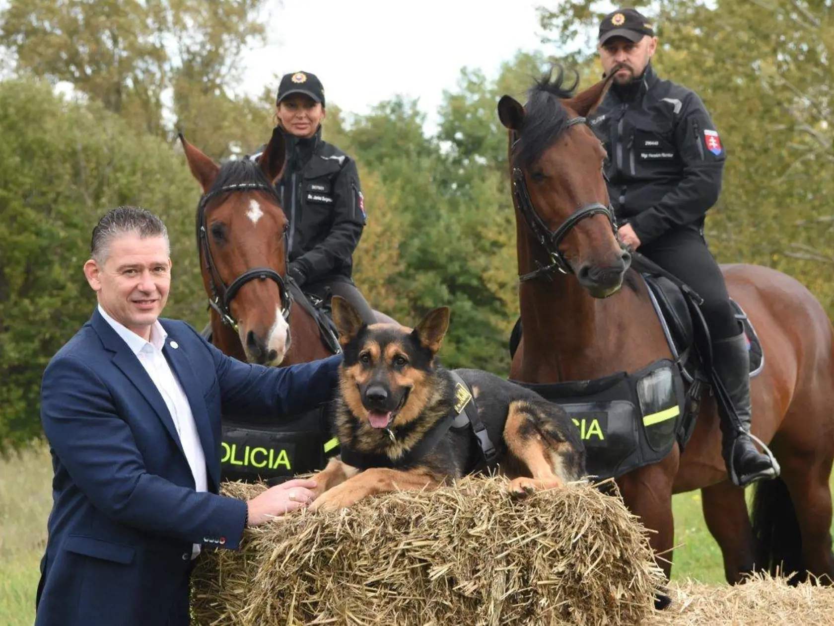 Minister Roman Mikulec pózoval so služobnými zvieratami, ktoré budú hrdinami policajného kalendára.