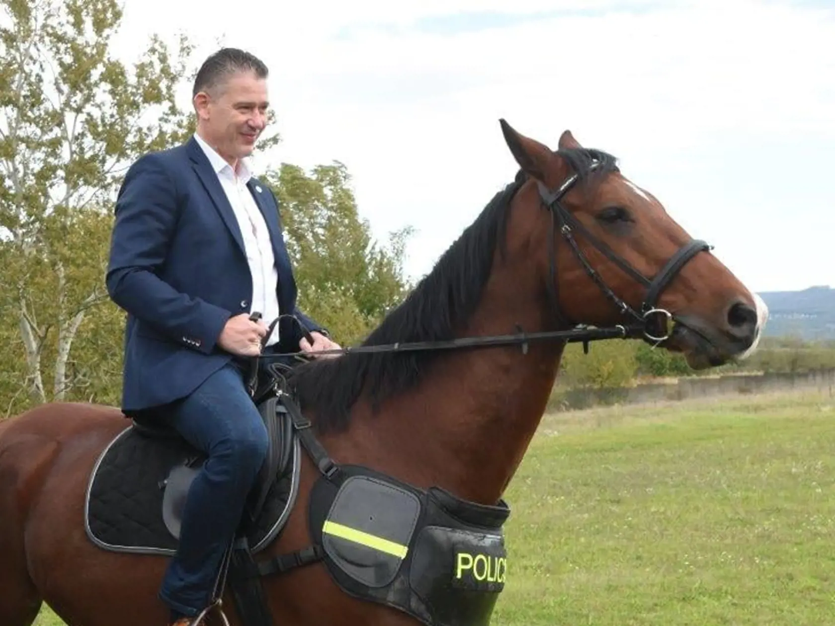 Minister Roman Mikulec pózoval so služobnými zvieratami, ktoré budú hrdinami policajného kalendára.