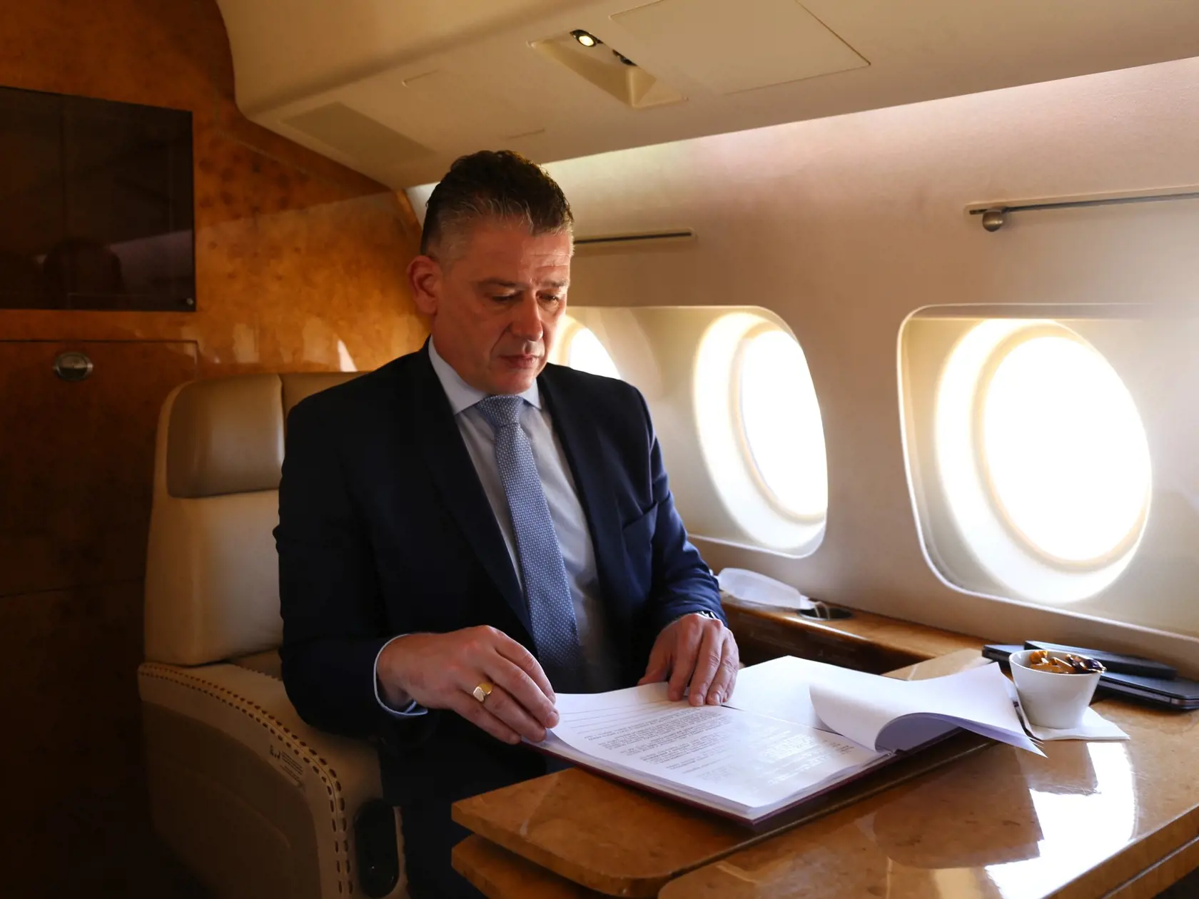 Minister vnútra Roman Mikulec na palube vládneho špeciálu.