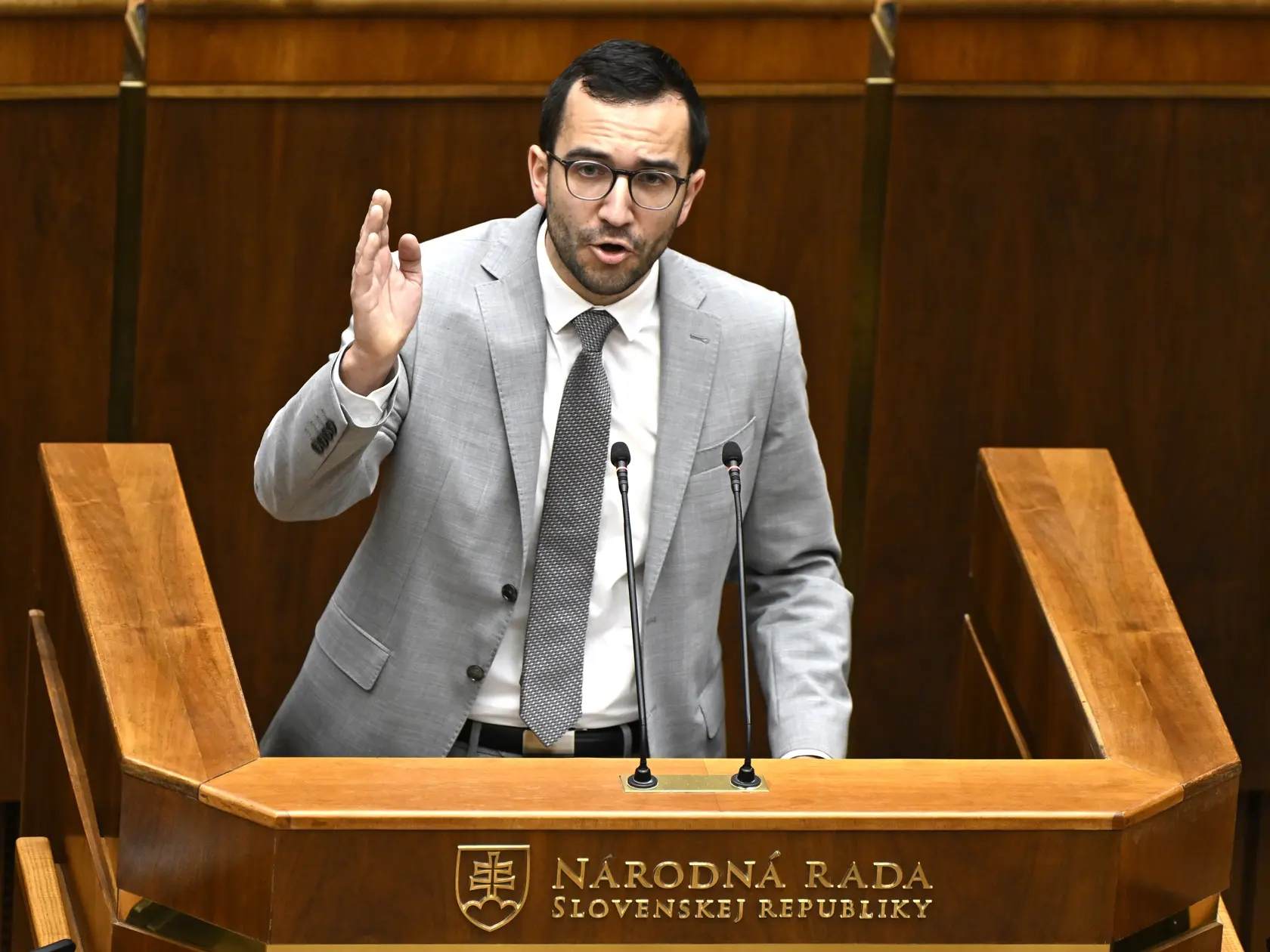 Na snímke opozičný poslanec Július Jakab (hnutia Slovensko) vystupuje v pléne parlamentu počas 33. schôdze Národnej rady (NR) SR v Bratislave v stredu 16. apríla 2025.