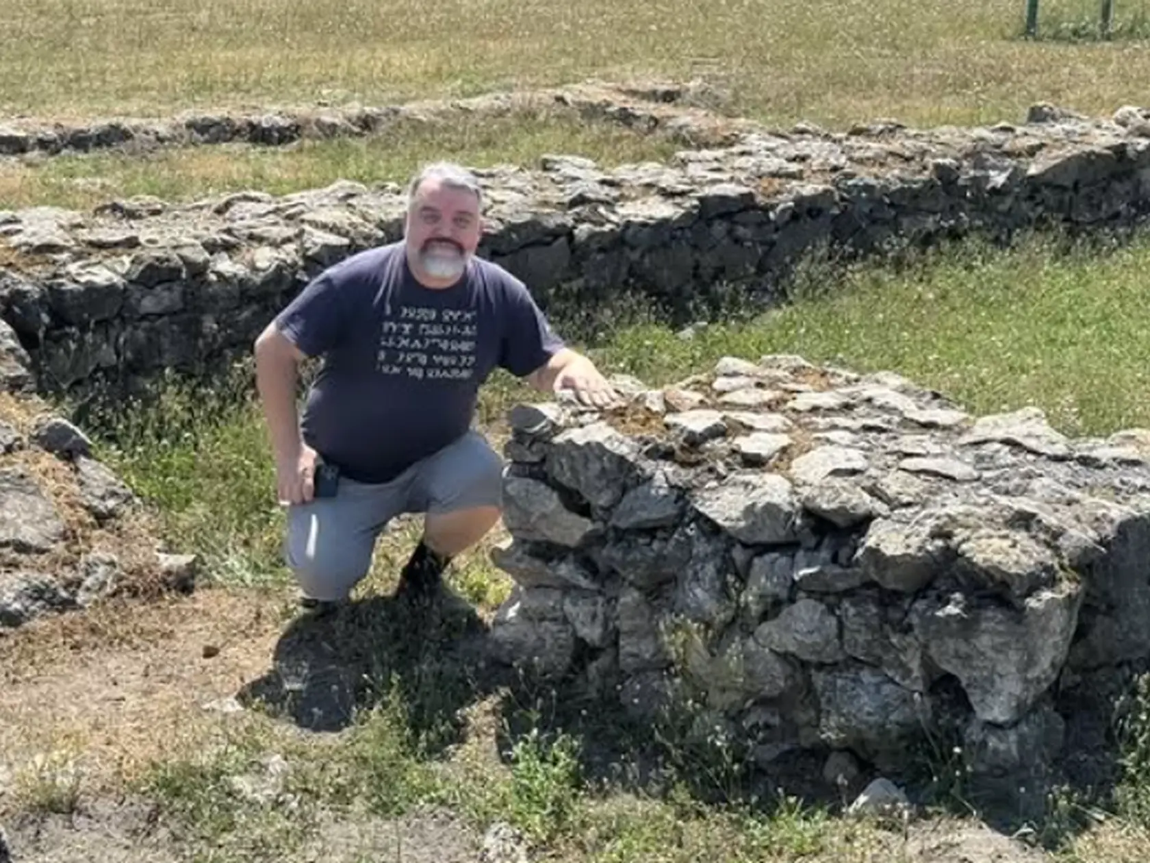 „A tak tu mám pre všetkých, ktorí obdivujú túto trápnu grotesku papalášov, jeden dôležitý odkaz: nezabudnite, že keď vypukne vojna, oni do nej nepôjdu - vy áno,“ napísal varovanie na konci statusu Eduard Chmelár.