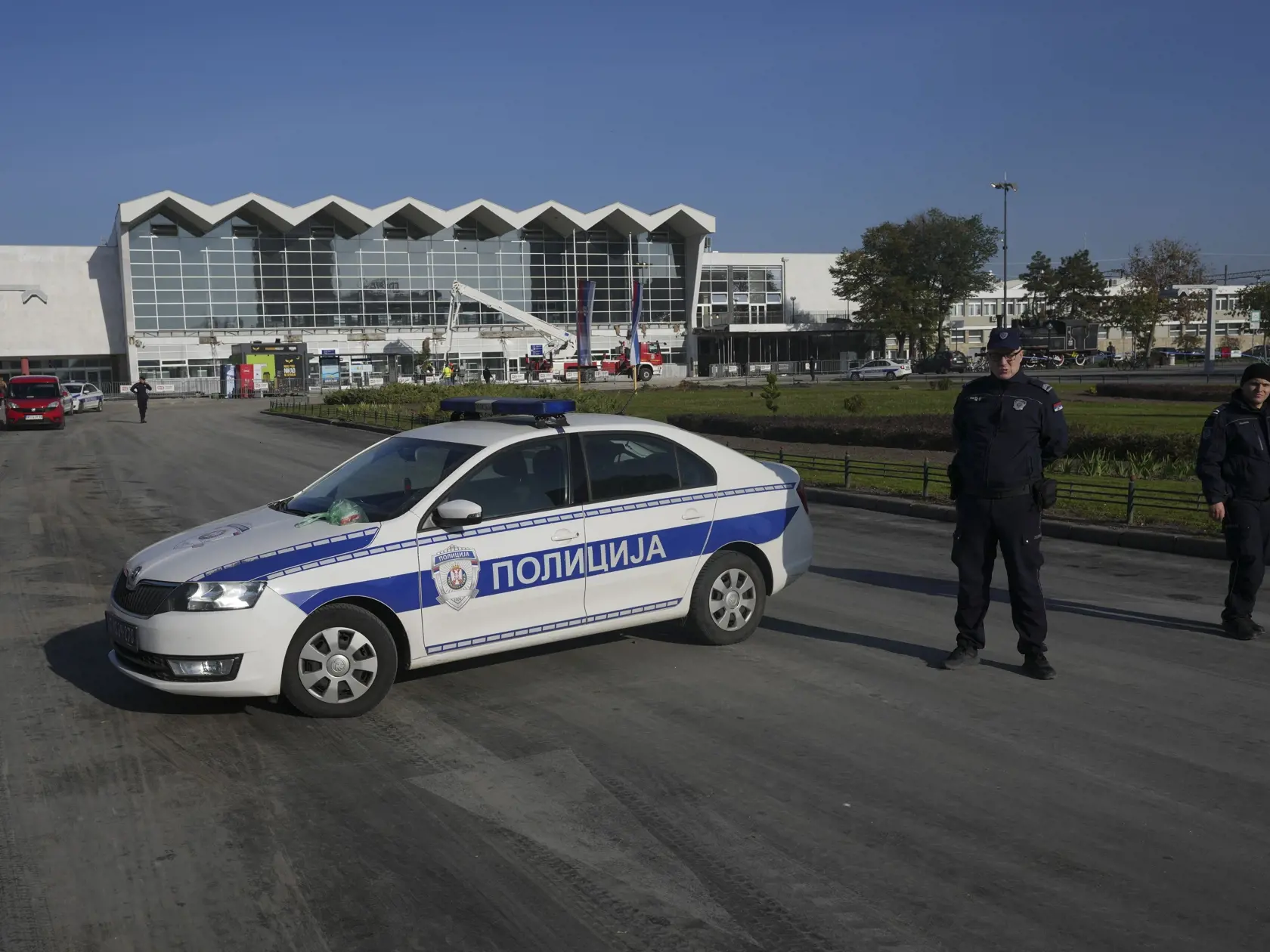 KK21 Novi Sad - Policajti hliadkujú pred železničnou stanicou v srbskom meste Nový Sad v sobotu 2. novembra 2024. Najmenej 11 ľudí zahynulo v piatok pri zrútení časti strechy železničnej stanice v srbskom meste Nový Sad. Troch ďalších ľudí zachránili a hospitalizovali s vážnymi zraneniami. FOTO TASR/AP
Police officers guard a train station after an outdoor roof collapsed on Friday, in Novi Sad, Serbia, Saturday, Nov. 2, 2024. (AP Photo/Darko Vojinovic)