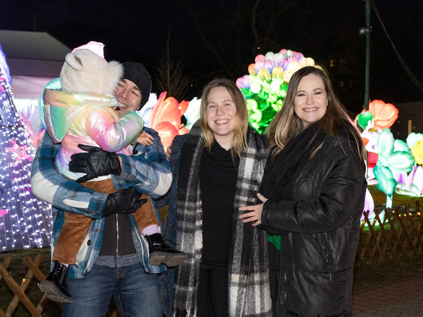 Bratislava, 6. február 2025: Zuzana Haasová sa 10 dní po tajnom pôrode ukázala na detskej valentínskej akcii vo svetelnom parku. Spoločnosť jej robil manžel Viliam, staršia dcéra Romi a mladšia Marína.
