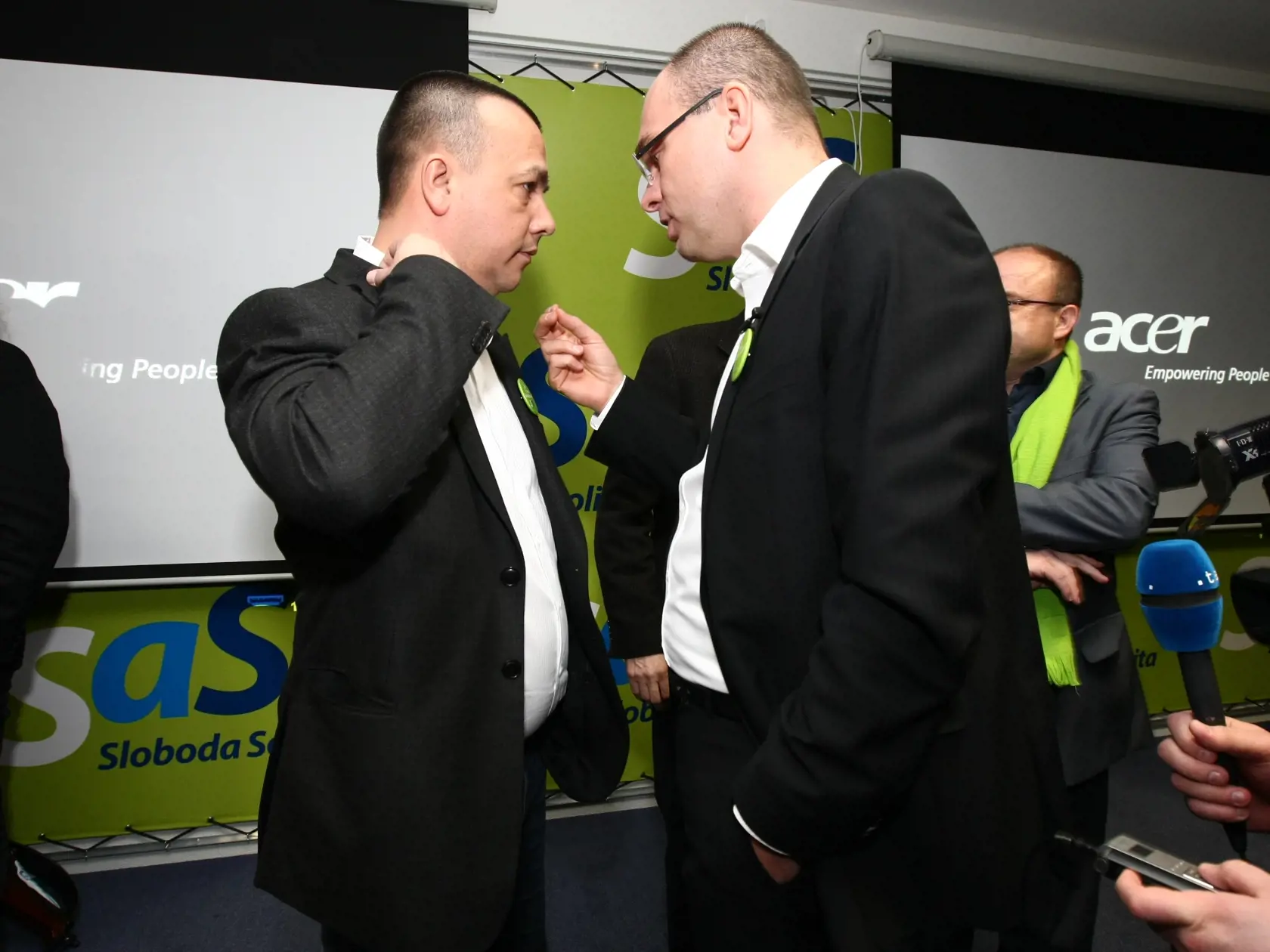Volebna noc v centrale strany SAS.