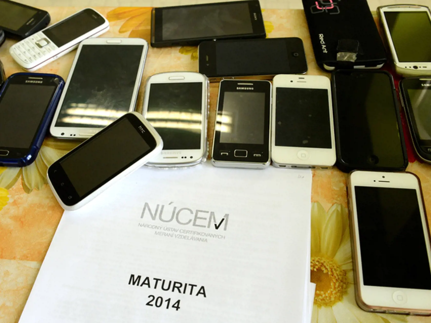 Počas písania testu museli maturanti odovzdať mobily už aj v minulosti.