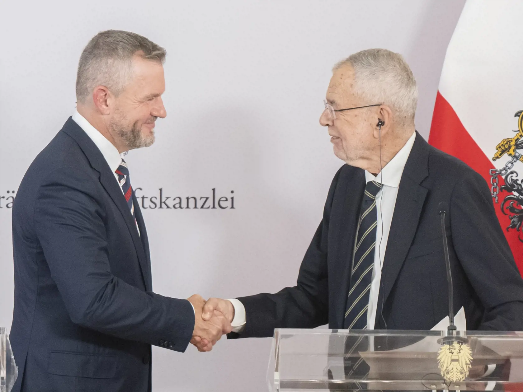 Na snímke vľavo prezident SR Peter Pellegrini a vpravo rakúsky spolkový prezident Alexander Van der Bellen na tlačovej konferencii počas oficiálnej návštevy Rakúska 11. septembra 2024 vo Viedni.