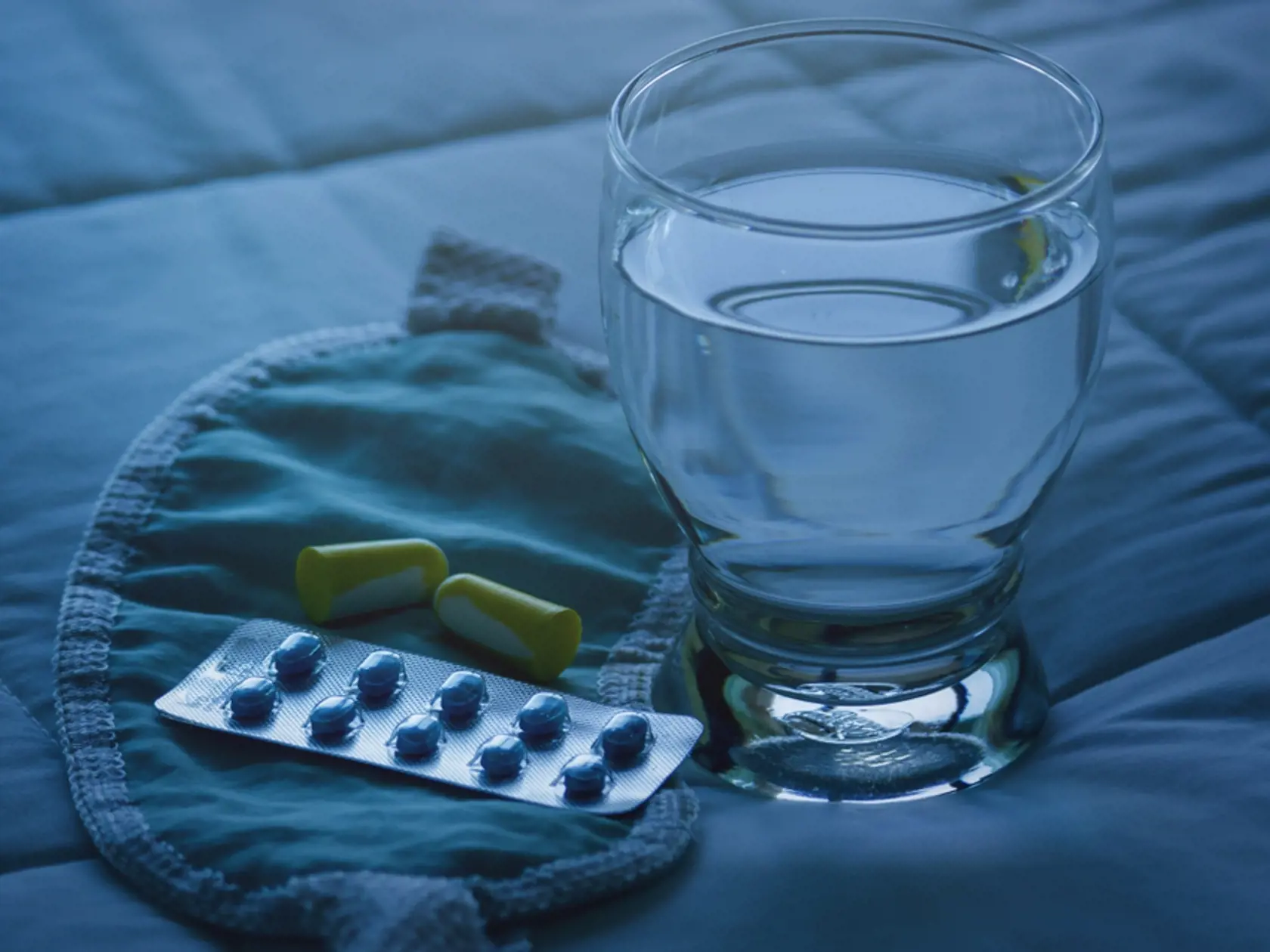 Ak vaše problémy pretrvávajú aj napriek dobrej spánkovej hygiene, zmieňte sa o nich vášmu lekárovi. Nečakajte, kým povedú k vážnym zdravotným ťažkostiam. „Môžete skúsiť i melatonín z lekárne a užiť ho hodinu až dve pred zaspávaním. Okrem tabliet a kapsúl existujú aj náplasti. Je to vhodnejšia forma terapie než tlmiace lieky alebo hypnotiká,“ radí neurológ MUDr. Martin Kucharík. Pomôcť vám môžu aj odborníci v spánkových laboratóriách, kde sa zaoberajú diagnostikou i liečbou najčastejších parasomn