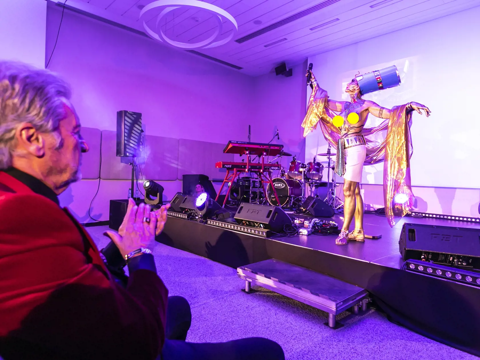 Sisa Lelkes Sklovska na krste kalendára Body art vystúpila hore bez ako Nefertiti. Manžel Juraj sa prizeral z prvého radu.