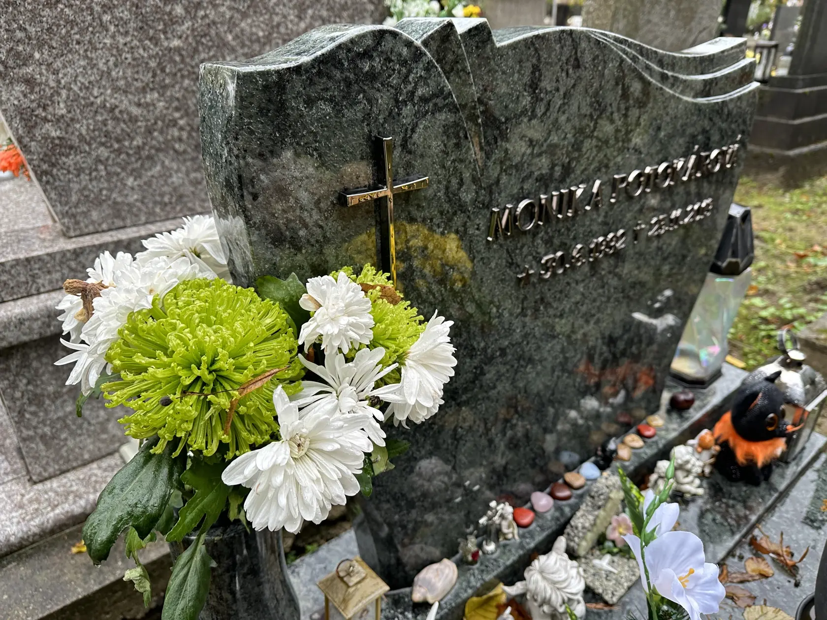 Ikebany čerstvých kvetín sa na pocestných usmievajú rovnako, ako sa Monika na všetkých usmievala.