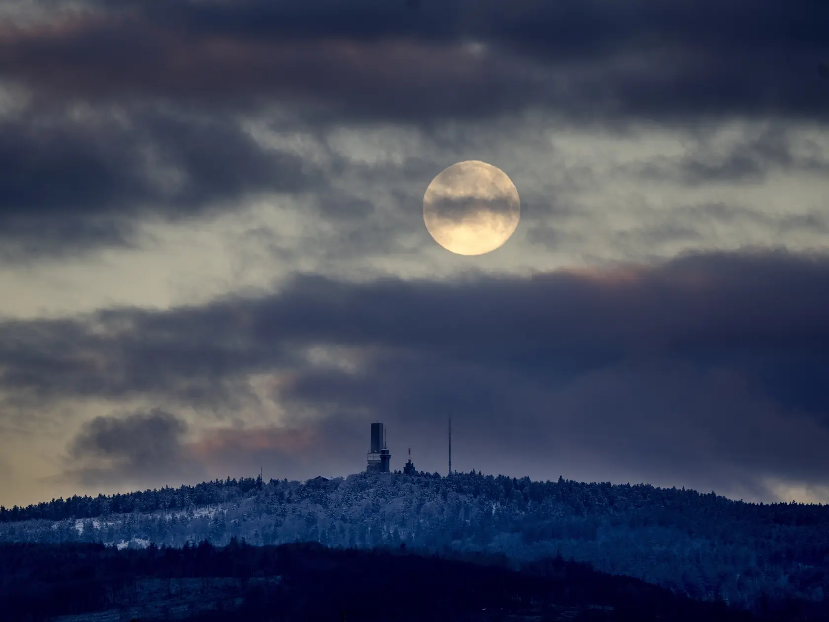 JB 39 Frankfurt - Mesiac zapadá za vrchom pohoria Feldberg neďaleko Frankfurtu nad Mohanom 6. februára 2023. FOTO TASR/AP

The moon sets behind the top of the Feldberg mountain near Frankfurt, Germany, early Monday, Feb. 6, 2023. (AP Photo/Michael Probst)