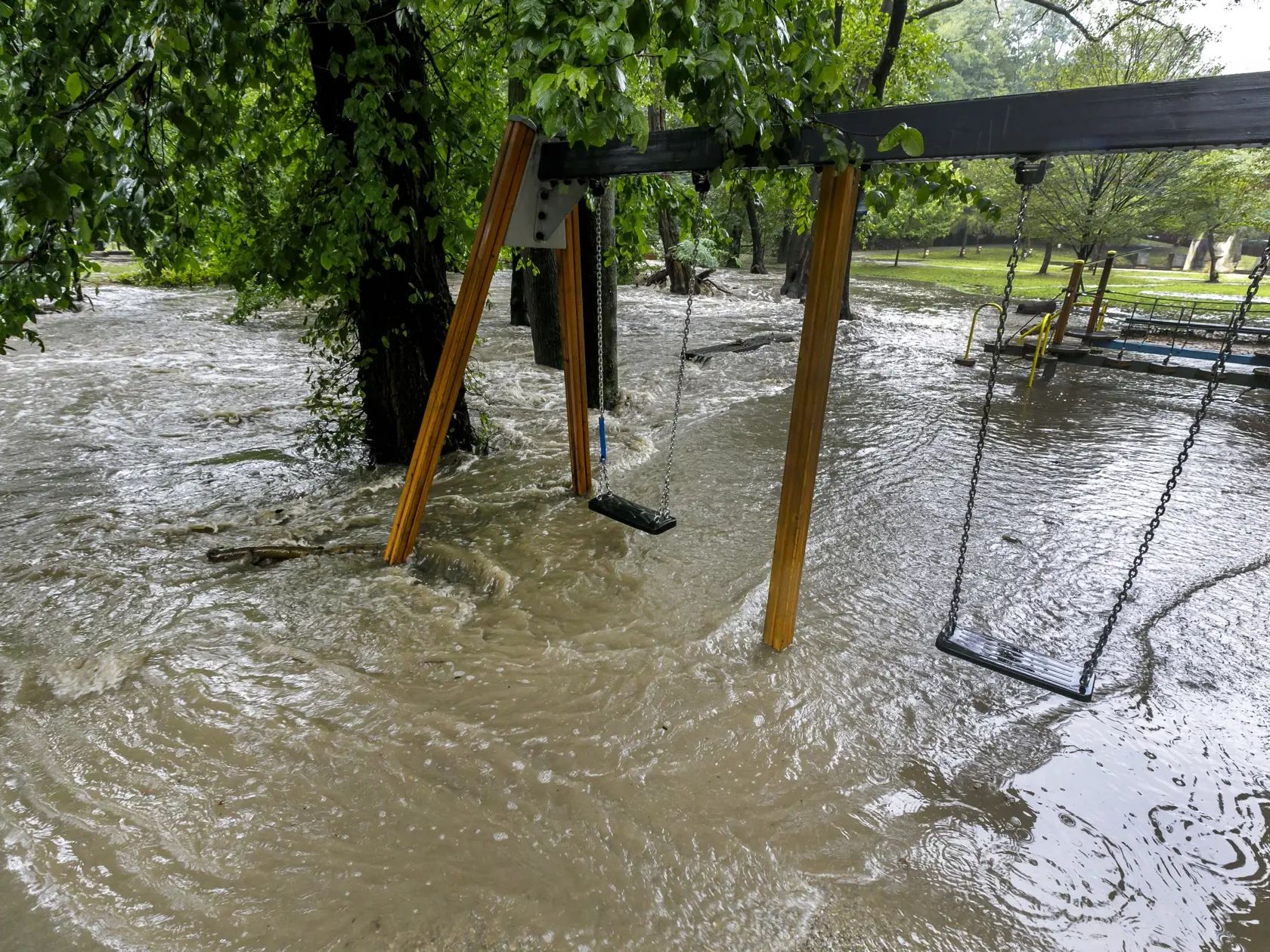 Na snímke vybrežený potok Vydrica, ktorý zalial Partizánsku lúku na Železnej studničke v Bratislave 15. septembra 2024. FOTO TASR - Dano Veselský