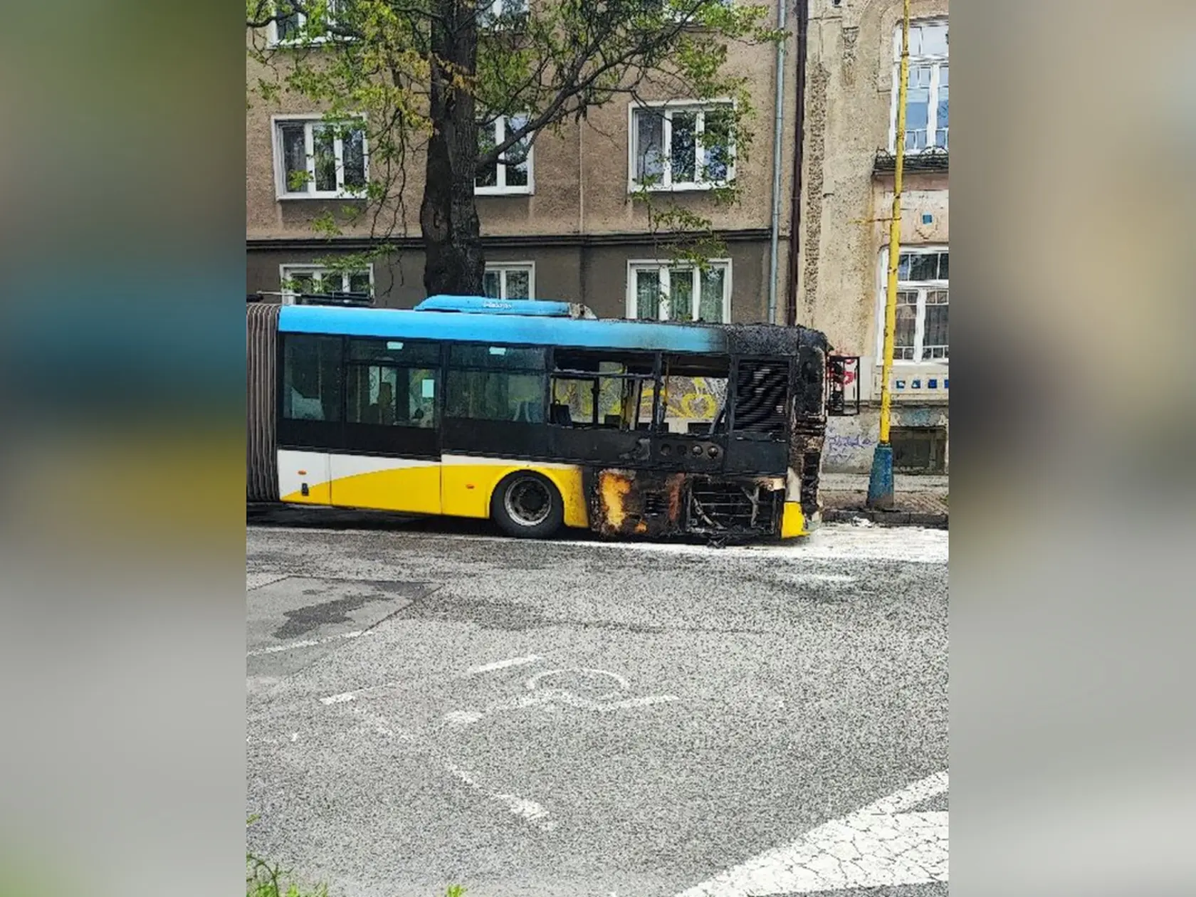 Na Bačíkovej ulici v Starom Meste v Košiciach začal horieť mestský autobus, ktorý bol práve plný pasažierov. K požiaru došlo krátko po 15:00 hodine.
