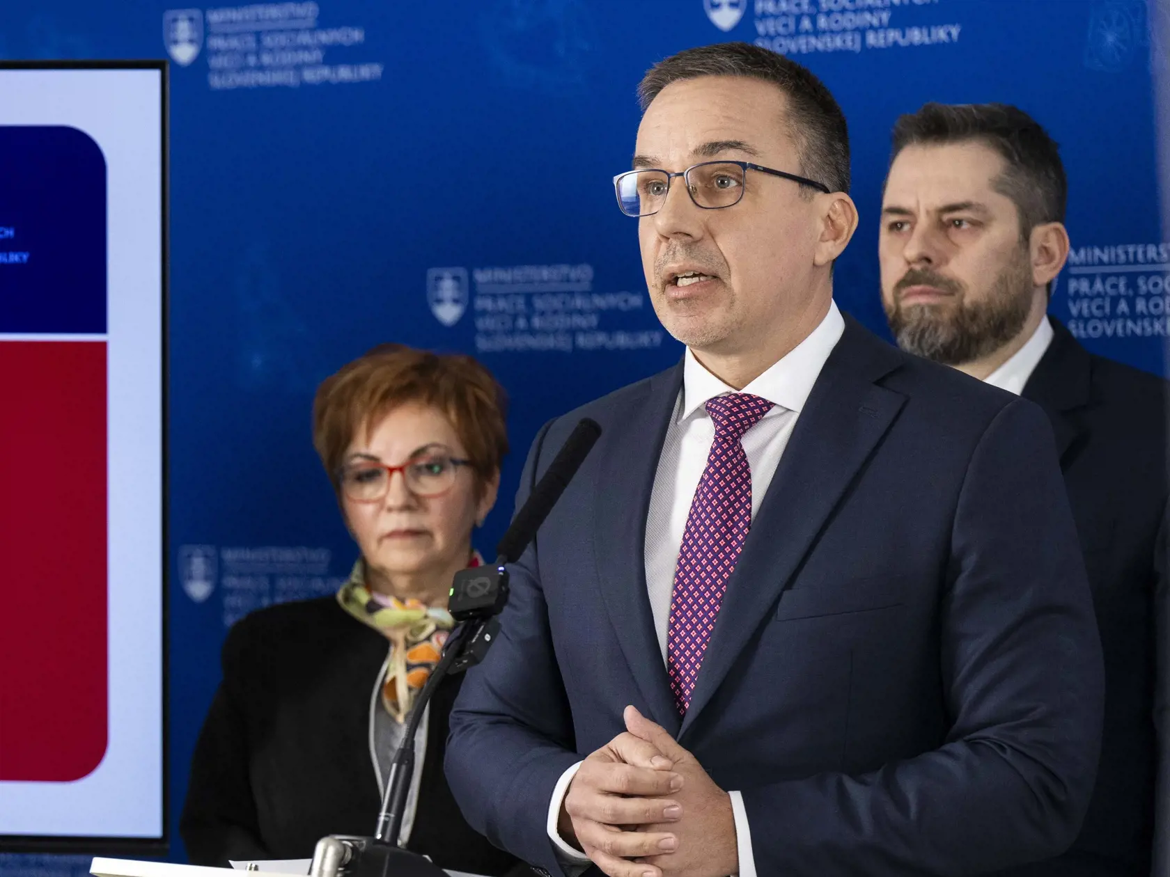 Na snímke zľava námestníčka sekcie služieb zamestnanosti Ústredia práce, sociálnych vecí a rodiny SR Katarína Dubovanová, minister práce, sociálnych vecí a rodiny SR Erik Tomáš (Hlas-SD) a generálny riaditeľ a generálny tajomník Ústredia práce, sociálnych vecí a rodiny Peter Ormandy počas tlačovej konferencie na tému - Práca namiesto dávok. Predstavenie konkrétnej legislatívy, 8. januára 2025 v Bratislave. FOTO TASR – Jakub Kotian



