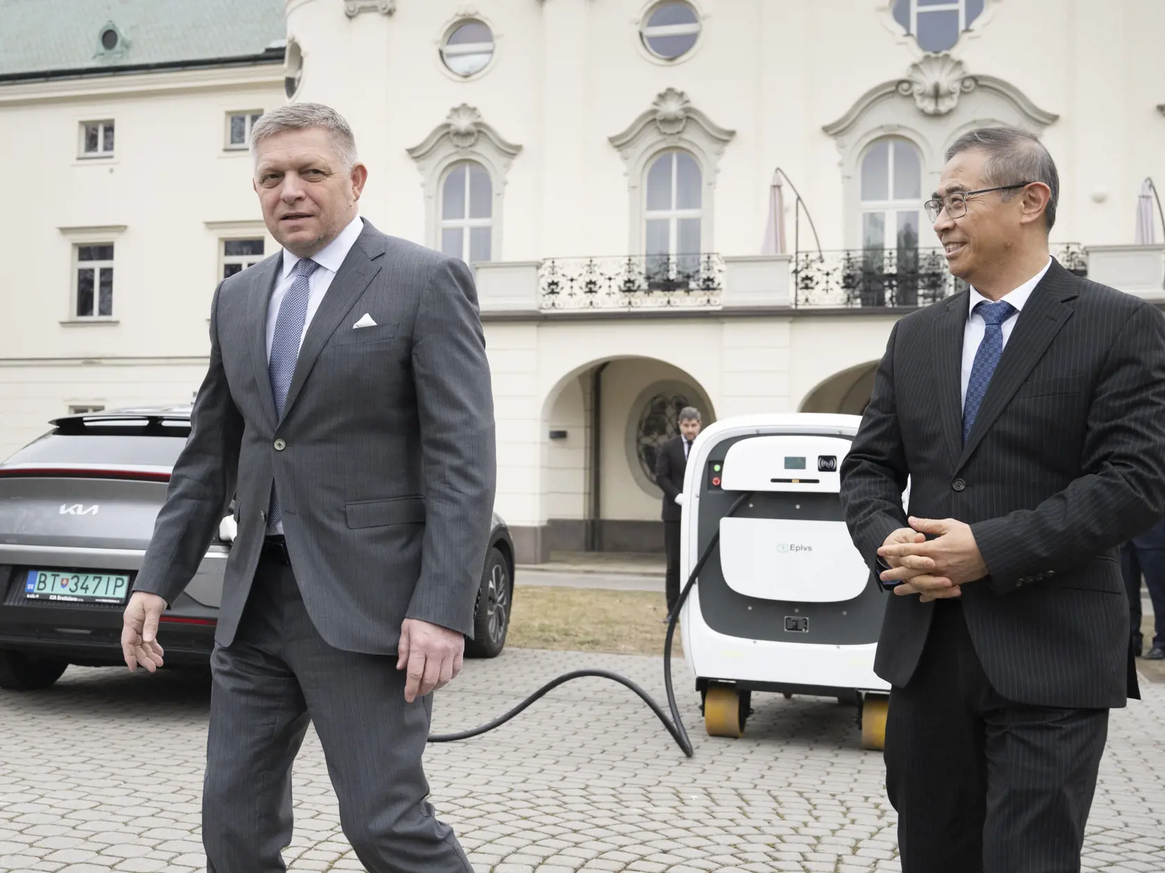 Na snímke vľavo predseda vlády Robert Fico (Smer) a vpravo predseda predstavenstva Gotion Inobat Batteries, prezident Gotion EMEA Steven Cai počas názornej ukážky nabíjania elektromobilu pojazdnou nabíjacou stanicou počas prijatia predstaviteľov spoločnosti Gotion InoBat Batteries na Úrade vlády.