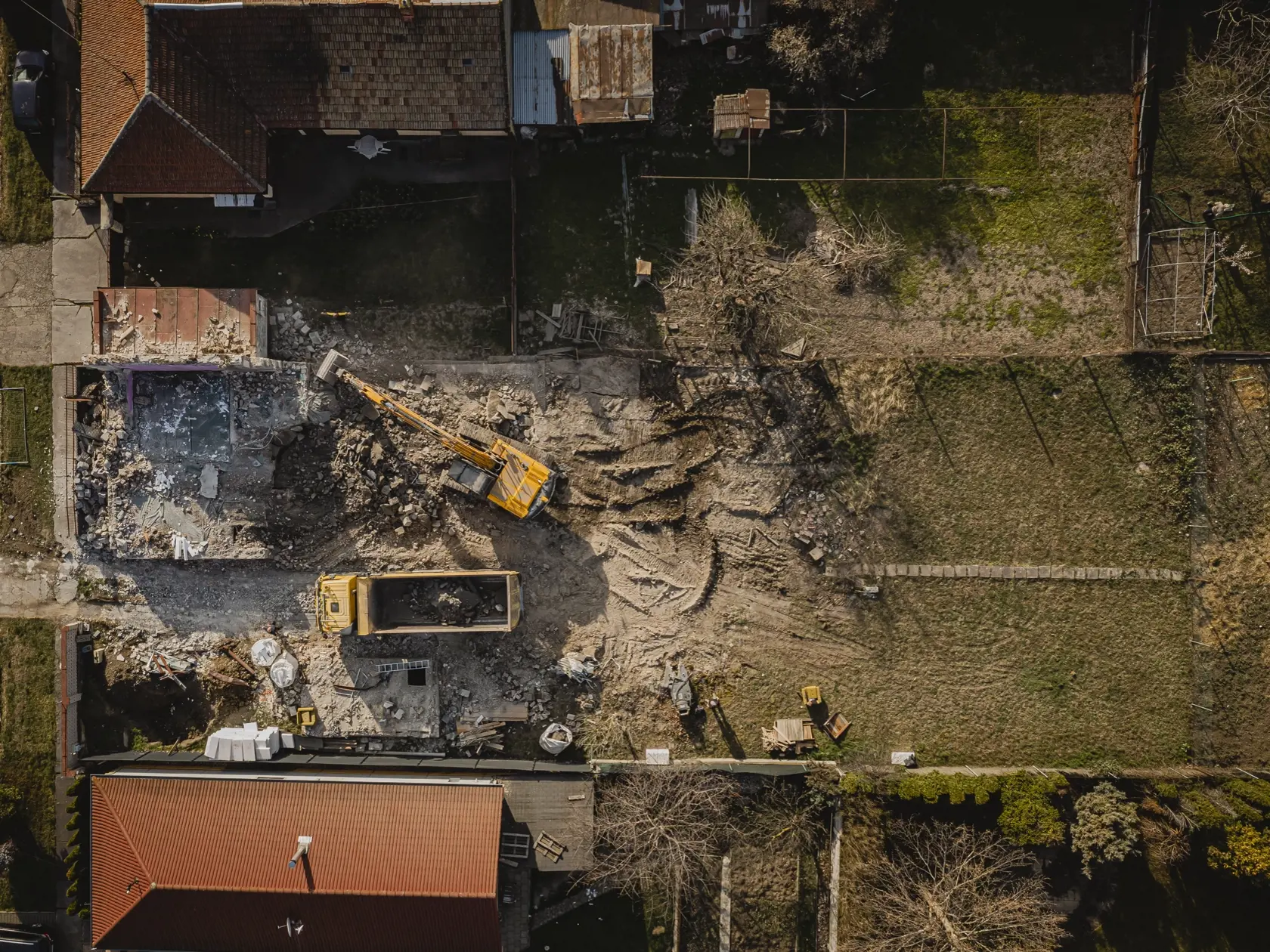 Po dome Jána Kuciaka a Martiny Kušnírovej už pomaly nie je ani stopy.