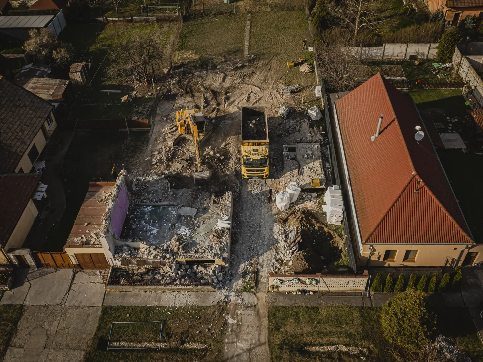 Takto vyzerá aktuálne pozemok vo Veľkej Mači, na ktorom stál dom Jána Kuciaka a Martiny Kušnírovej. Trnavský samosprávny kraj tu postaví Pamätník slobody slova.