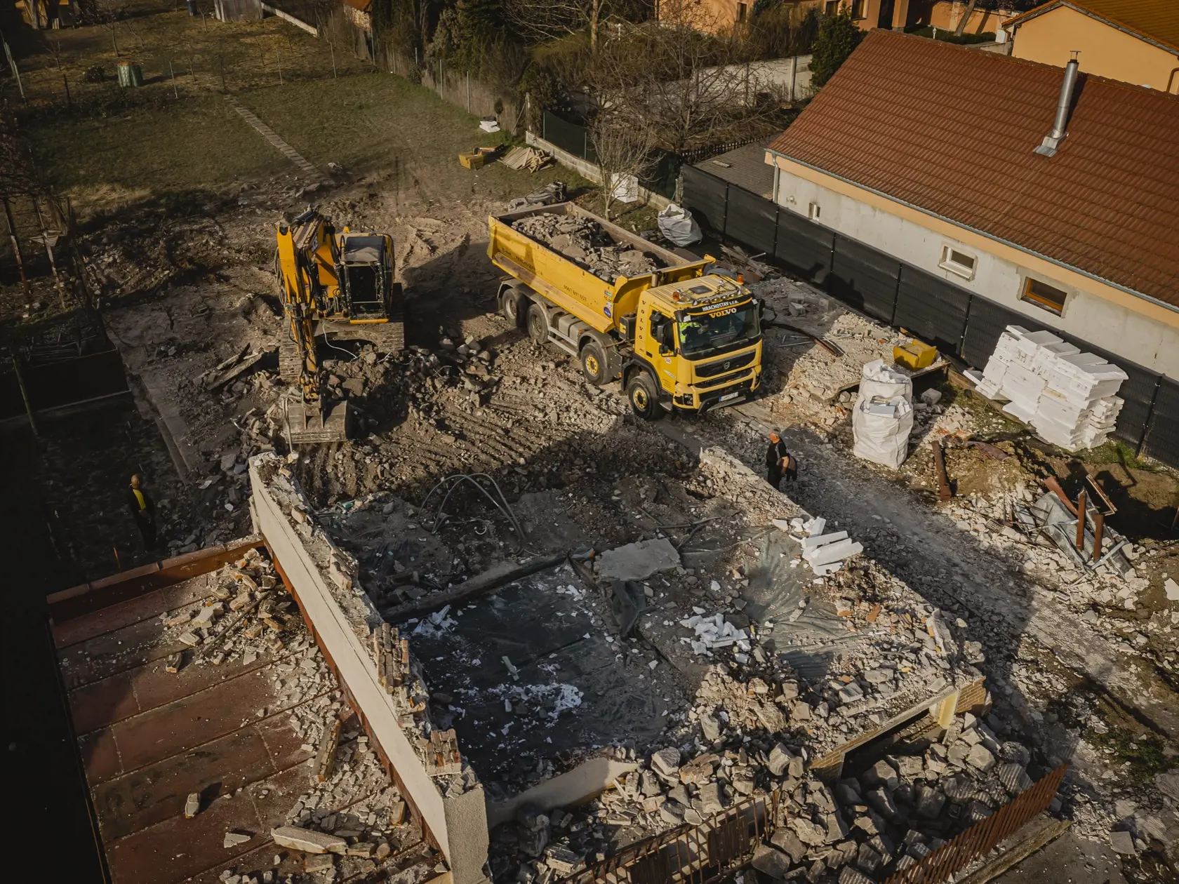 Búracie práce na pozemku, na ktorom stál rodinný dom zavraždeného novinára Jána Kuciaka a jeho snúbenice Martiny Kušníkovej vo Veľkej Mači v okrese Galanta pokračovali vo štvrtok 23. marca 2023.