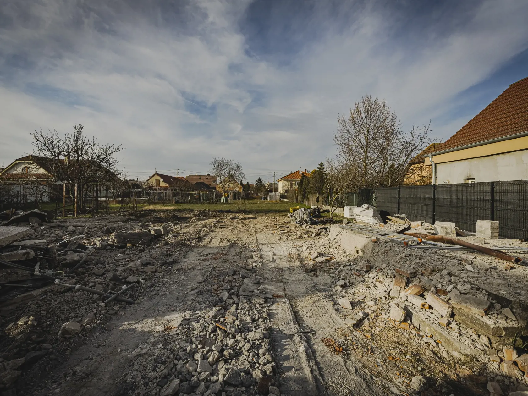 Takto vyzerá aktuálne pozemok vo Veľkej Mači, na ktorom stál dom Jána Kuciaka a Martiny Kušnírovej. Trnavský samosprávny kraj tu postaví Pamätník slobody slova.