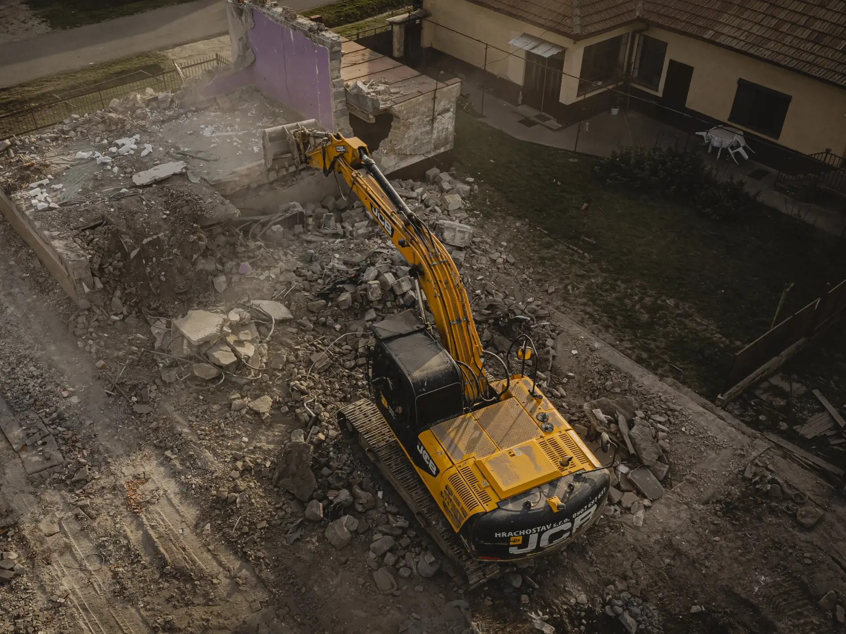 Práce na búraní domu Jána Kuciaka a Martiny Kušnírovej výrazne pokročili. V budúcnosti tu bude stáť Pamätník slobody slova.