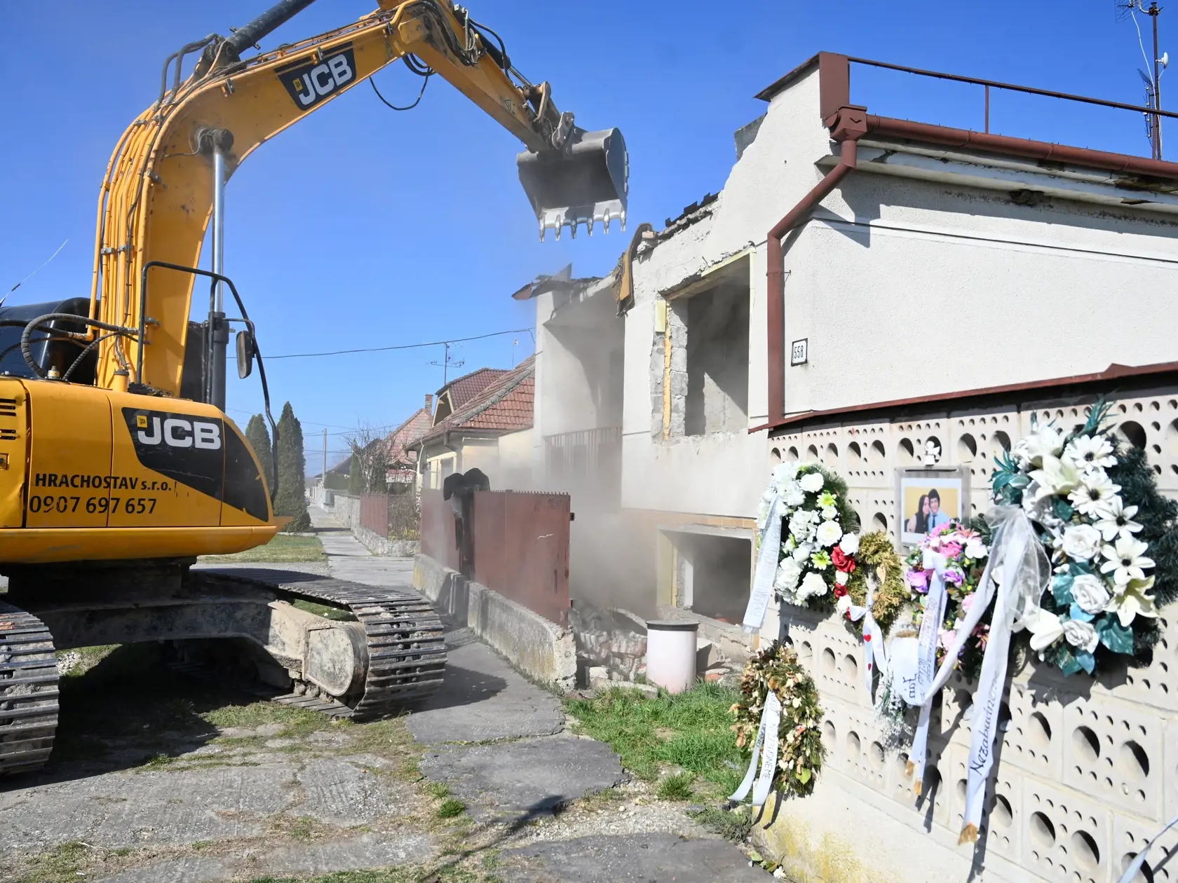 Búracie práce na pozemku s domom zavraždeného novinára Jána Kuciaka a jeho snúbenice Martiny Kušníkovej vo Veľkej Mači v okrese Galanta sa začali v utorok 21. marca 2023.