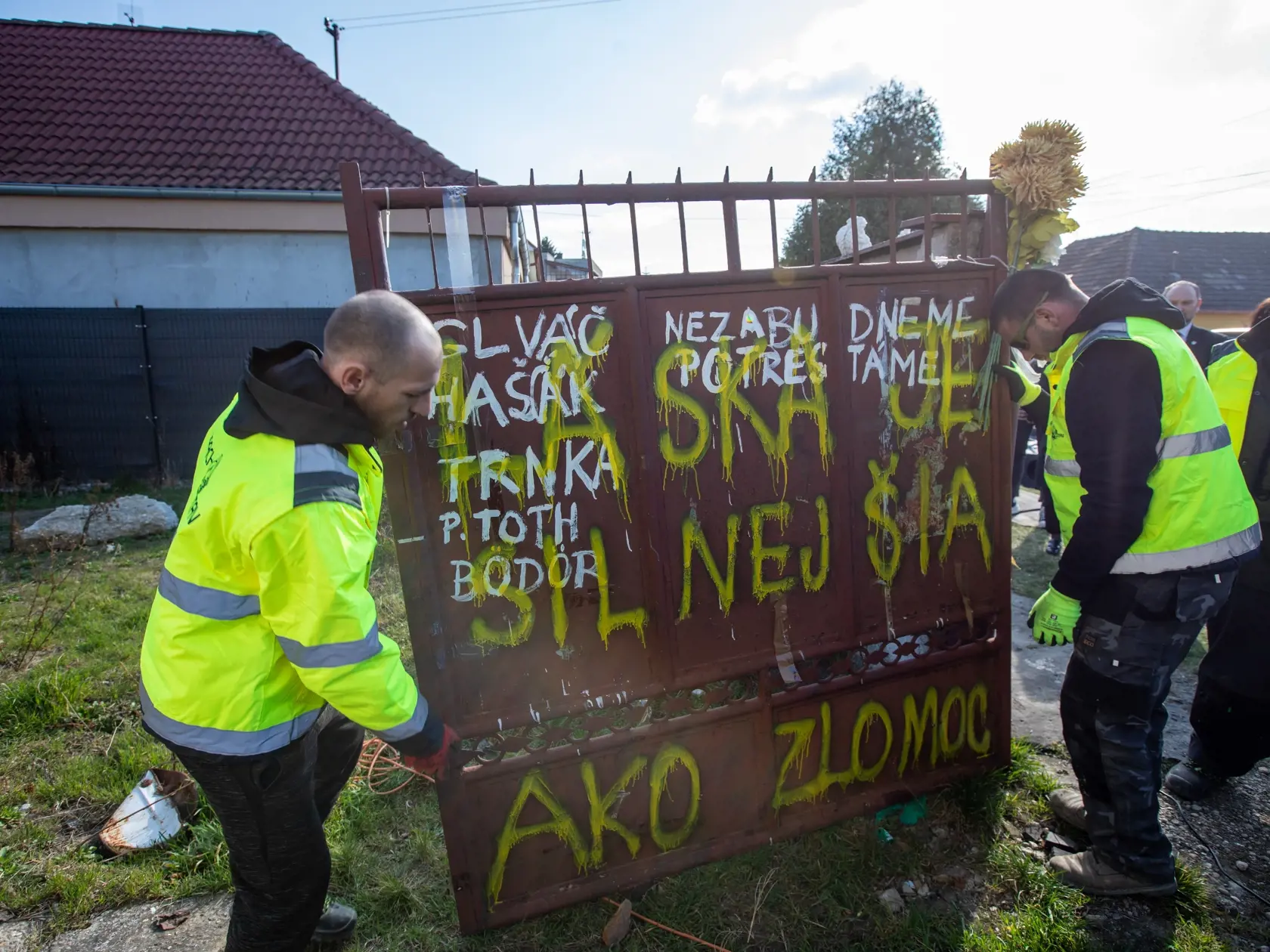Búracie práce si odniesla aj brána, na ktorú bolo po vražde Jána a Martiny napísané: Láska je silnejšia ako zlomoc.