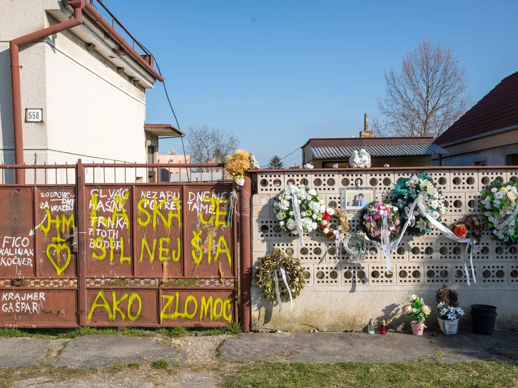 Dom zavraždeného novinára Jána Kuciaka a jeho snúbenice Martiny Kušníkovej vo Veľkej Mači krátko pred začatím búracích prác.