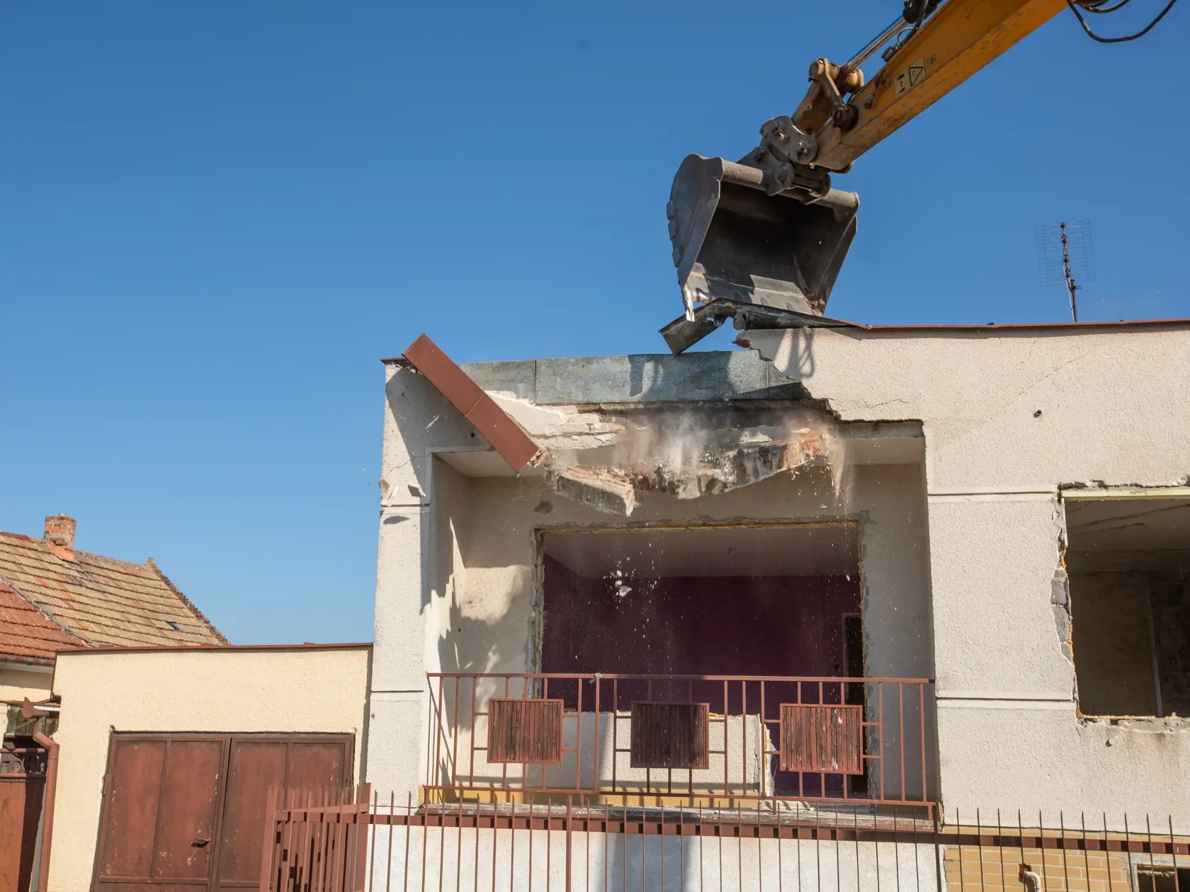 Na snímke je začiatok búrania domu zavraždeného novinára Jána Kuciaka a jeho snúbenice Martiny Kušníkovej vo Veľkej Mači. Na mieste postaví Trnavský samosprávny kraj Pamätník slobody slova.