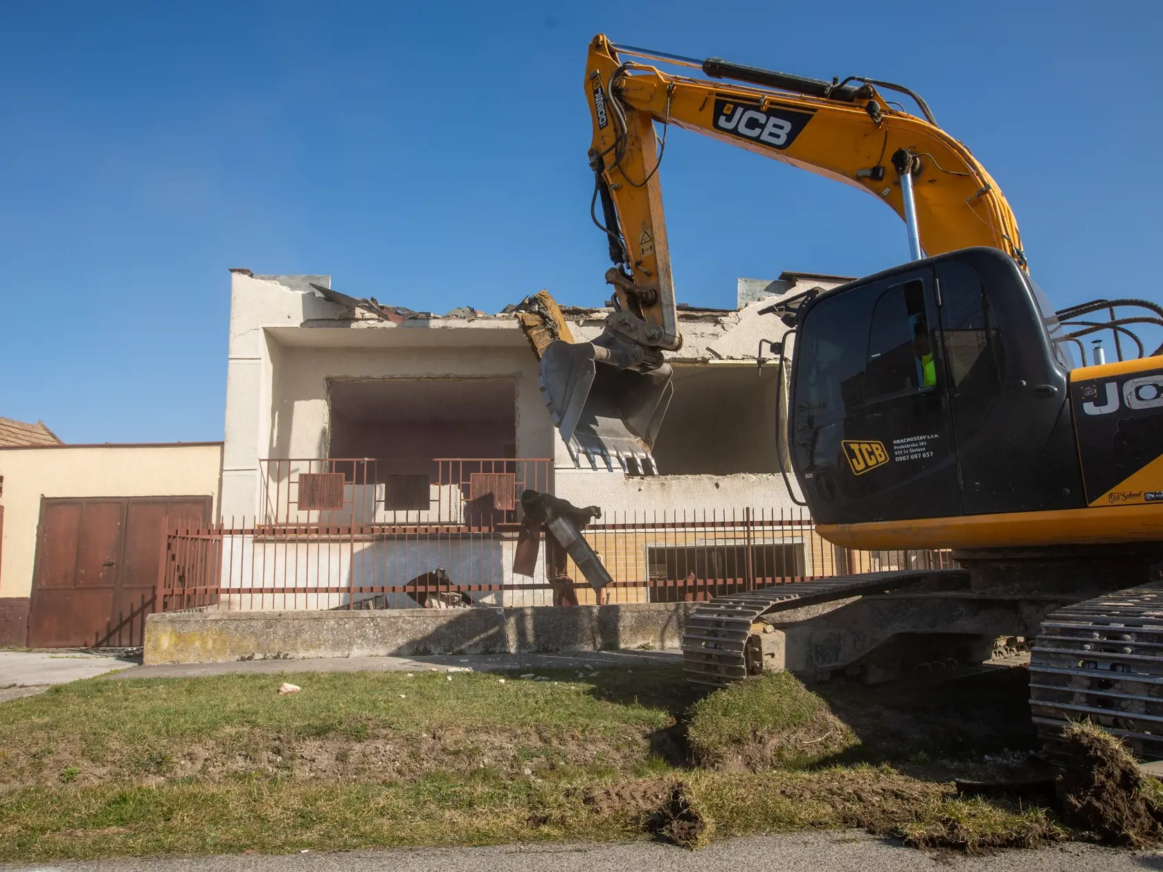 Na snímke je začiatok búrania domu zavraždeného novinára Jána Kuciaka a jeho snúbenice Martiny Kušníkovej vo Veľkej Mači. Na mieste postaví Trnavský samosprávny kraj Pamätník slobody slova.