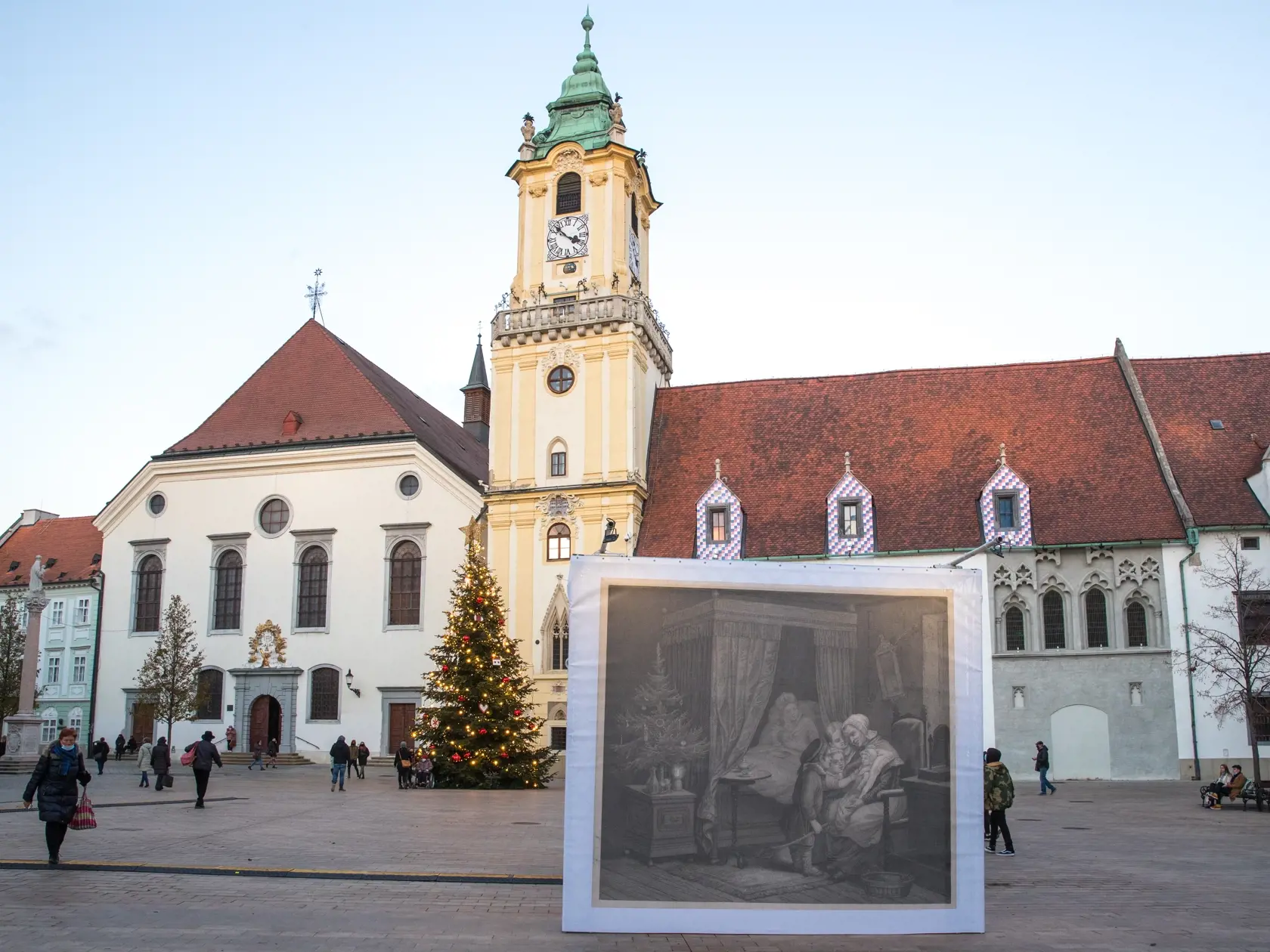 Vianočné trhy na Hlavnom námestí v Bratislave pre koronavírus nebudú. Mesto pre návštevníkov pripravilo niekoľko stánkov s umeleckými predmetmi a nadrozmerné reprodukcie vianočných výjavov z archívu galérie mesta Bratislavy.. 