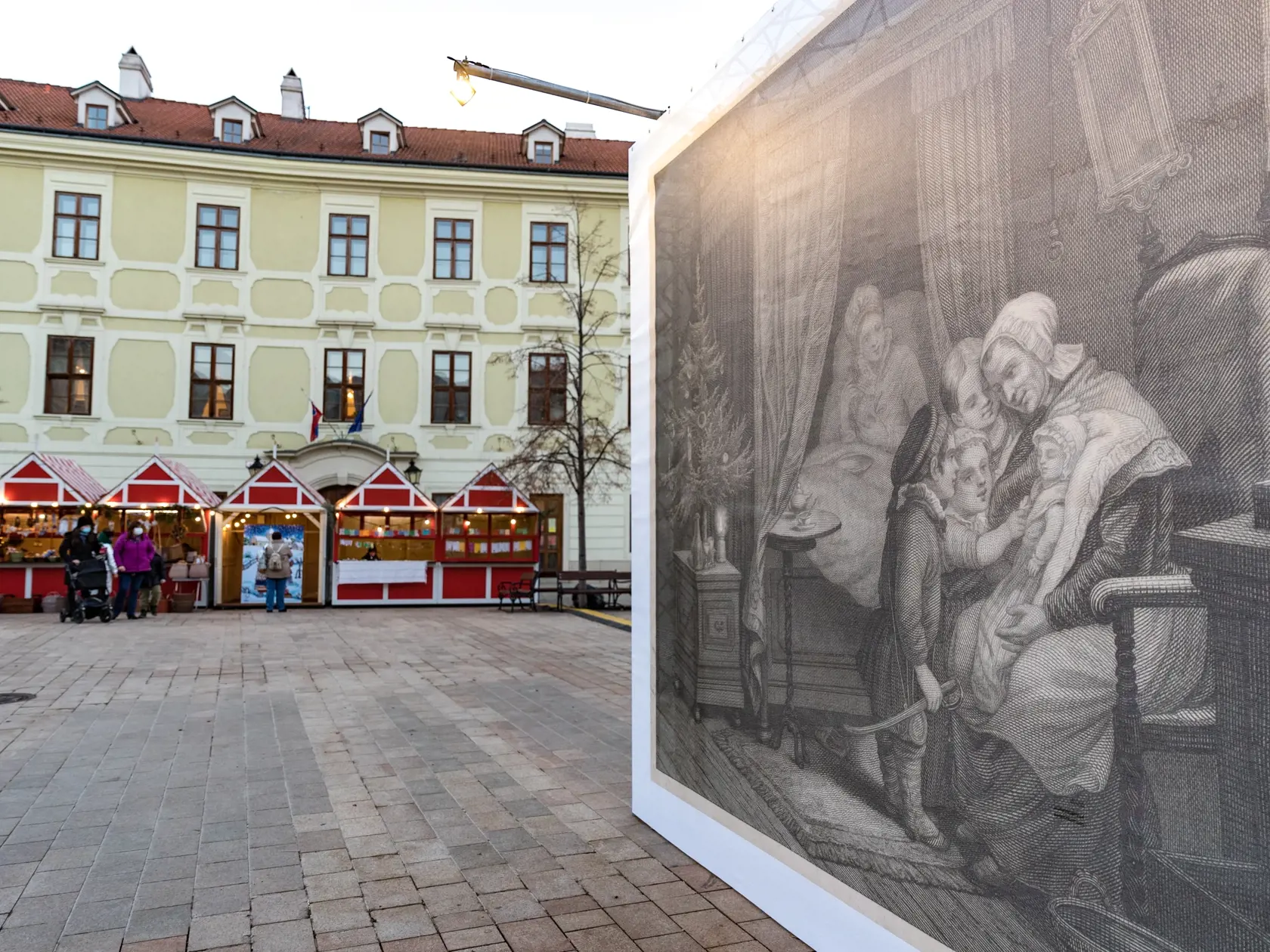 Vianočné trhy na Hlavnom námestí v Bratislave pre koronavírus nebudú. Mesto pre návštevníkov pripravilo niekoľko stánkov s umeleckými predmetmi a nadrozmerné reprodukcie vianočných výjavov z archívu galérie mesta Bratislavy.. 