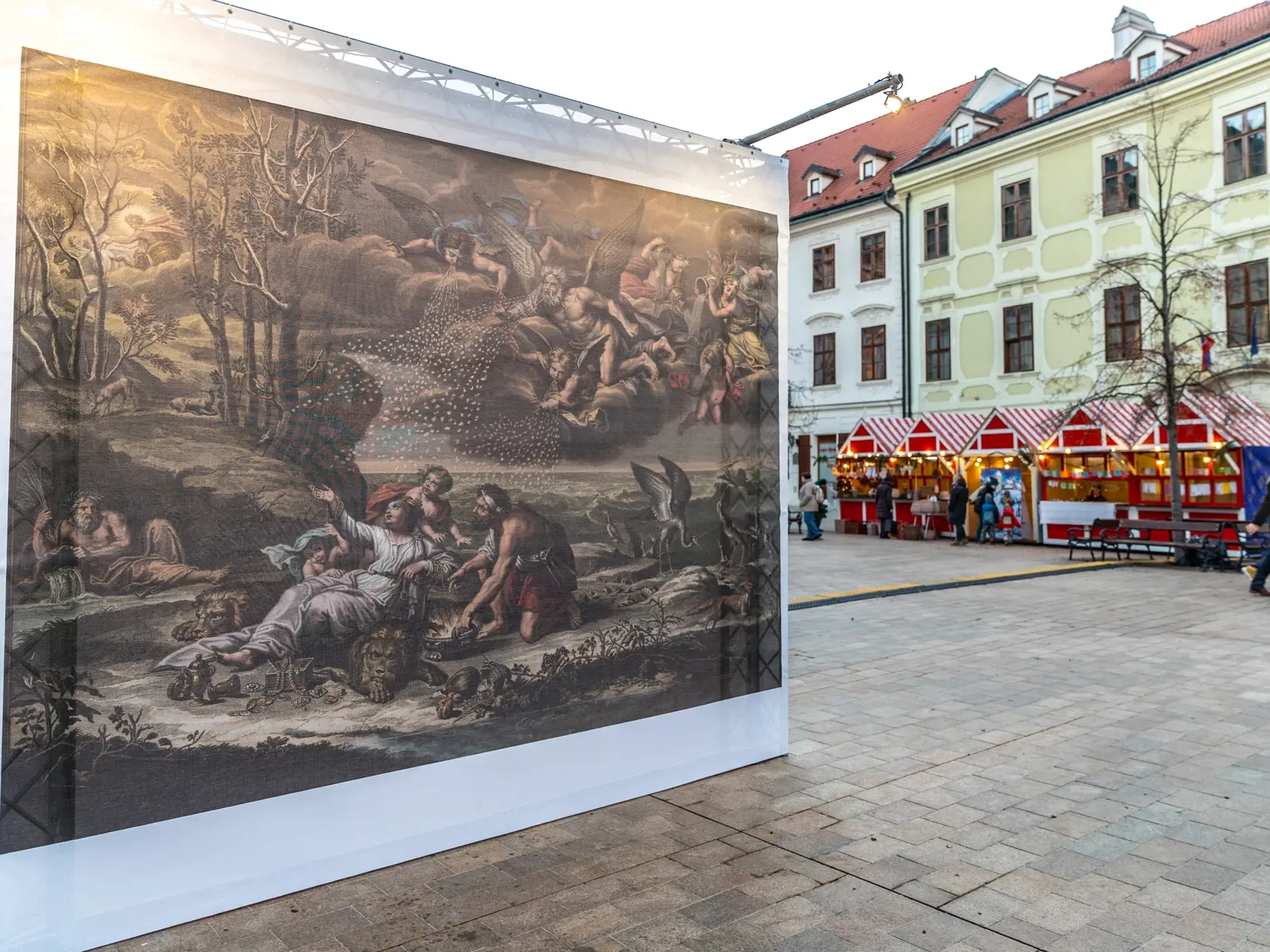 Vianočné trhy na Hlavnom námestí v Bratislave pre koronavírus nebudú. Mesto pre návštevníkov pripravilo niekoľko stánkov s umeleckými predmetmi a nadrozmerné reprodukcie vianočných výjavov z archívu galérie mesta Bratislavy.. 