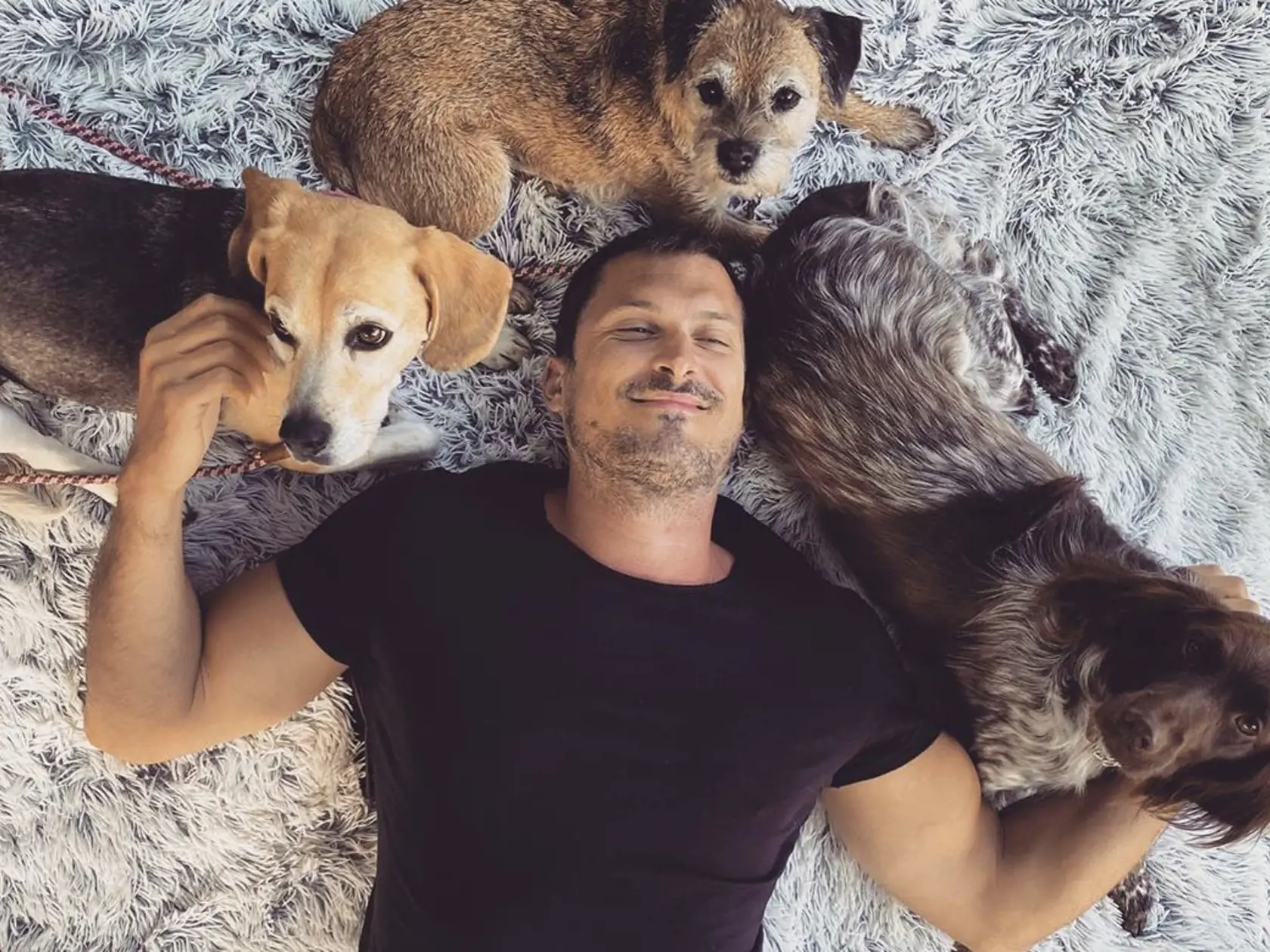 Neodolateľná kombinácia! Keď dal Janko na svoj instagramový účet fotku, ako sa blažene vyvaľuje medzi rozkošnými chlpáčmi, reakcie sa len tak hrnuli.