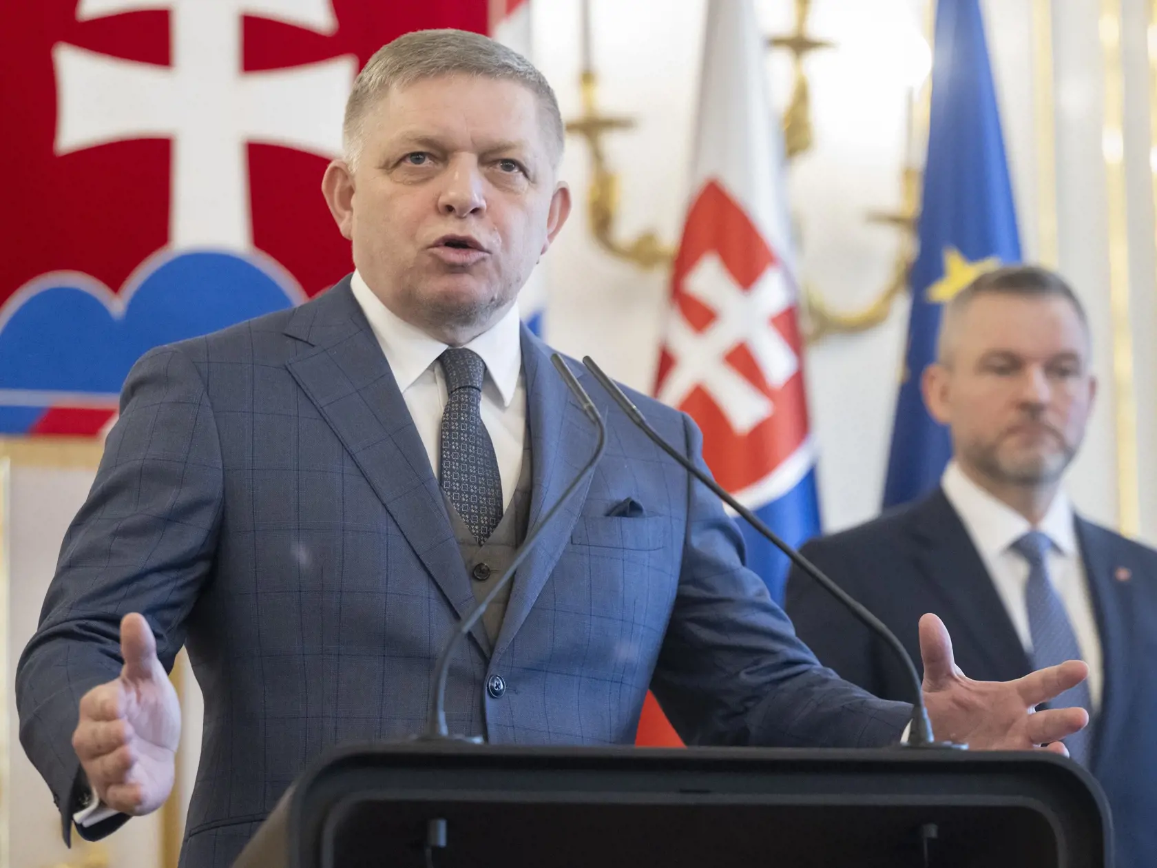 Na snímke predseda koaličnej strany Smer-SD a premiér SR Robert Fico (vľavo) gestikuluje počas tlačovej konferencie po stretnutí politických strán za okrúhlym stolom k zahraničnopolitickej orientácii Slovenska, ktoré zorganizoval prezident SR Peter Pellegrini (vpravo) v Prezidentskom paláci v Bratislave v utorok 4. februára 2025. Na stretnutí sa zúčastnili predsedovia koaličných strán za Smer-SD Robert Fico, Hlas-SD Matúš Šutaj Eštok a SNS Andrej Danko. Predseda opozičného KDH Milan Majerský pozvanie na stretnutie prijal, ale na spoločnom vyhlásení sa nezúčastnil. Opozičné PS a SaS sa na stretnutí za okrúhlym stolom nezúčastnili. FOTO TASR - Martin Baumann