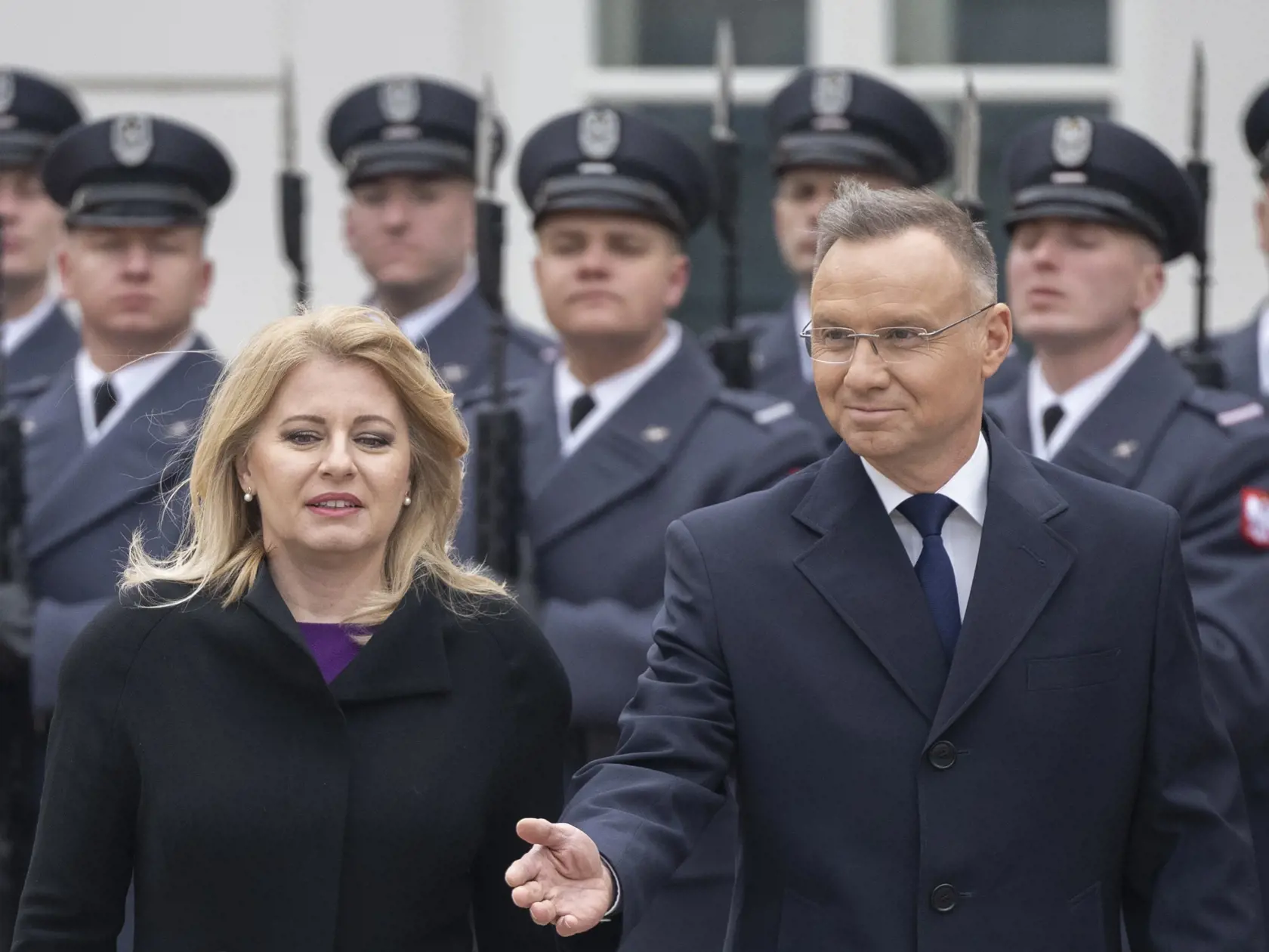 Prezidentka SR Zuzana Čaputová odcestovala v utorok 16. apríla 2024 na rozlúčkovú návštevu Poľska. Na snímke prezidentka SR Zuzana Čaputová (vľavo) a poľský prezident Andrzej Duda počas prehliadky čestnej stráže vo Varšave v utorok 16. apríla 2024. FOTO TASR - Martin Baumann