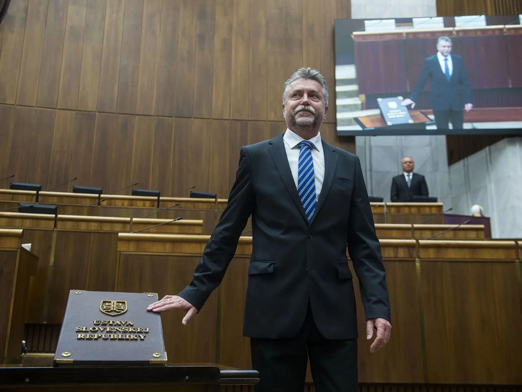 V koalícii sa má o zákone o tzv. covidových amnestiách, ak ho prezident SR Peter Pellegrini nepodpíše a vráti do parlamentu, ešte diskutovať. Poslanec Národnej rady (NR) SR Roman Michelko (SNS) si myslí, že SNS a Smer-SD by nemali problém prelomiť prípadné veto hlavy štátu. Zákonodarca Ján Podmanický (Smer-SD) legislatívu víta a za prípadné prelomenie veta bude hlasovať. Predseda poslaneckého klubu PS Martin Dubéci a poslanec Jozef Hajko (KDH) zákon kritizujú.