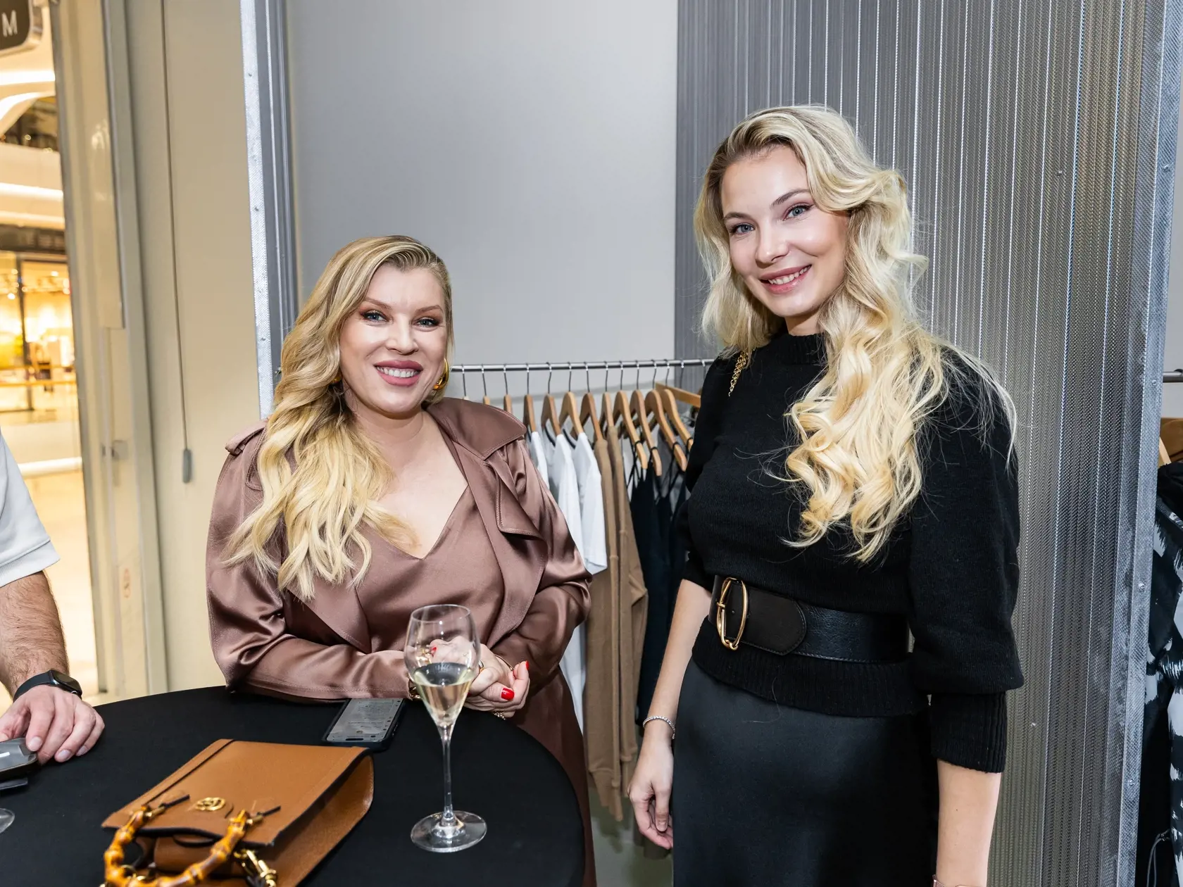 PLOOM charitatívna dražba oblečenia v Bratislave. Na snímke Gabriela Ruman a Erika Bugárová.