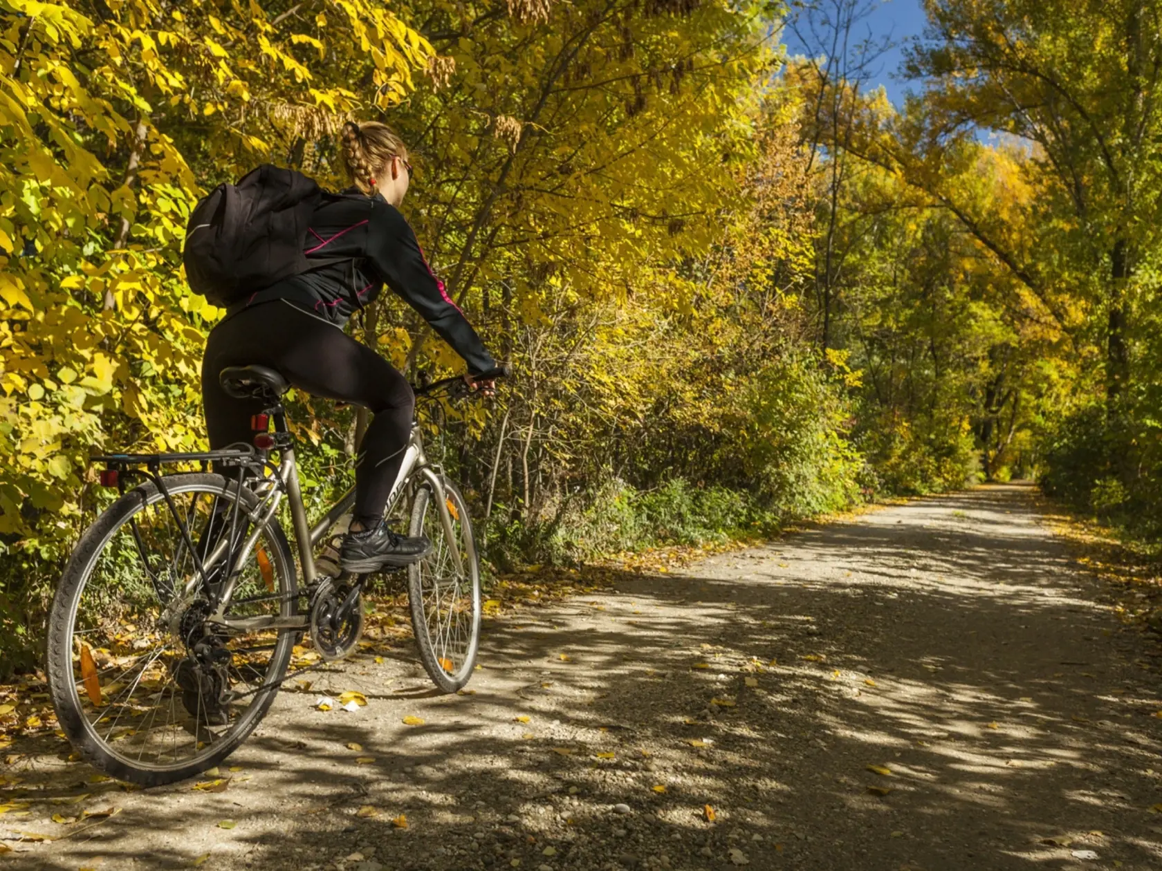 Na Žitnom ostrove máte možnosť pri pohodovej jazde obdivovať Dunaj a zastaviť sa pri vodných mlynoch. Podunajská cyklotrasa (Donauradweg), ktorá vedie aj cez Žitný ostrov, začína na území Slovenska pri hraničnom priechode Berg a vedie až po Štúrovo. Jej celková dĺžka je 168 kilometrov.