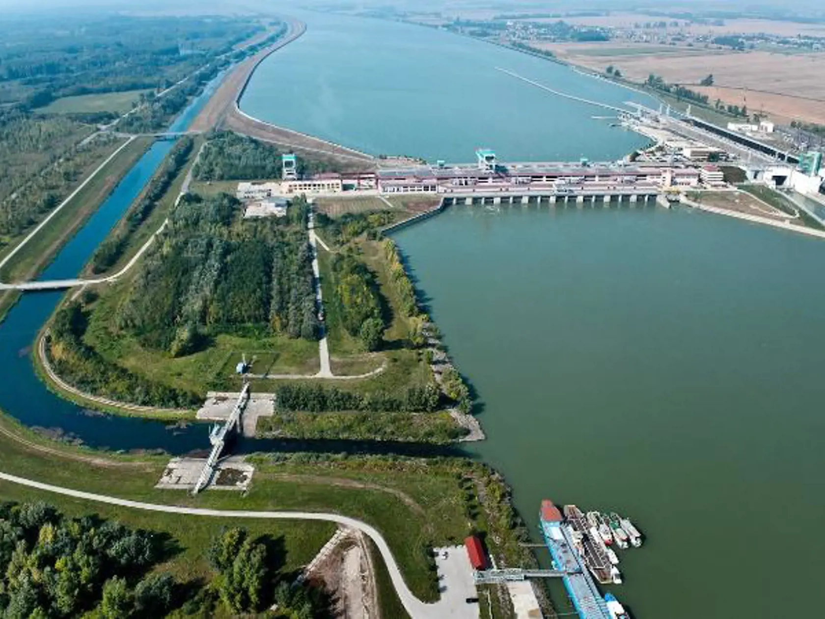 Je vybudované na hraničnej časti rieky Dunaj a je našou najväčšou vodnou elektrárňou. Okrem toho je to zaujímavé miesto na výlet do prírody aj do galérie.