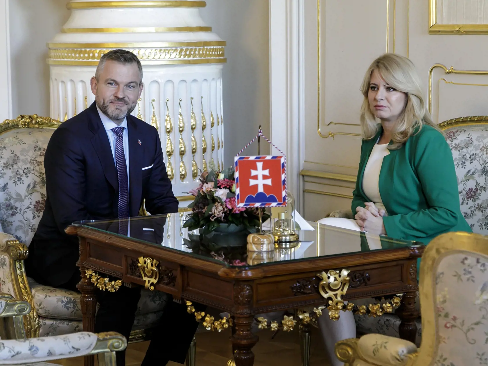 Na snímke zľava predseda Národnej rady SR Peter Pellegrini a prezidentka SR Zuzana Čaputová počas prijatia v Prezidentskom paláci 8. novembra 2023 v Bratislave.