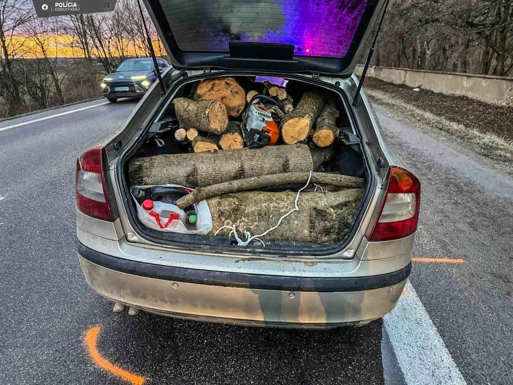 Takto mal "vodič drevorubač" naložené osobné auto.