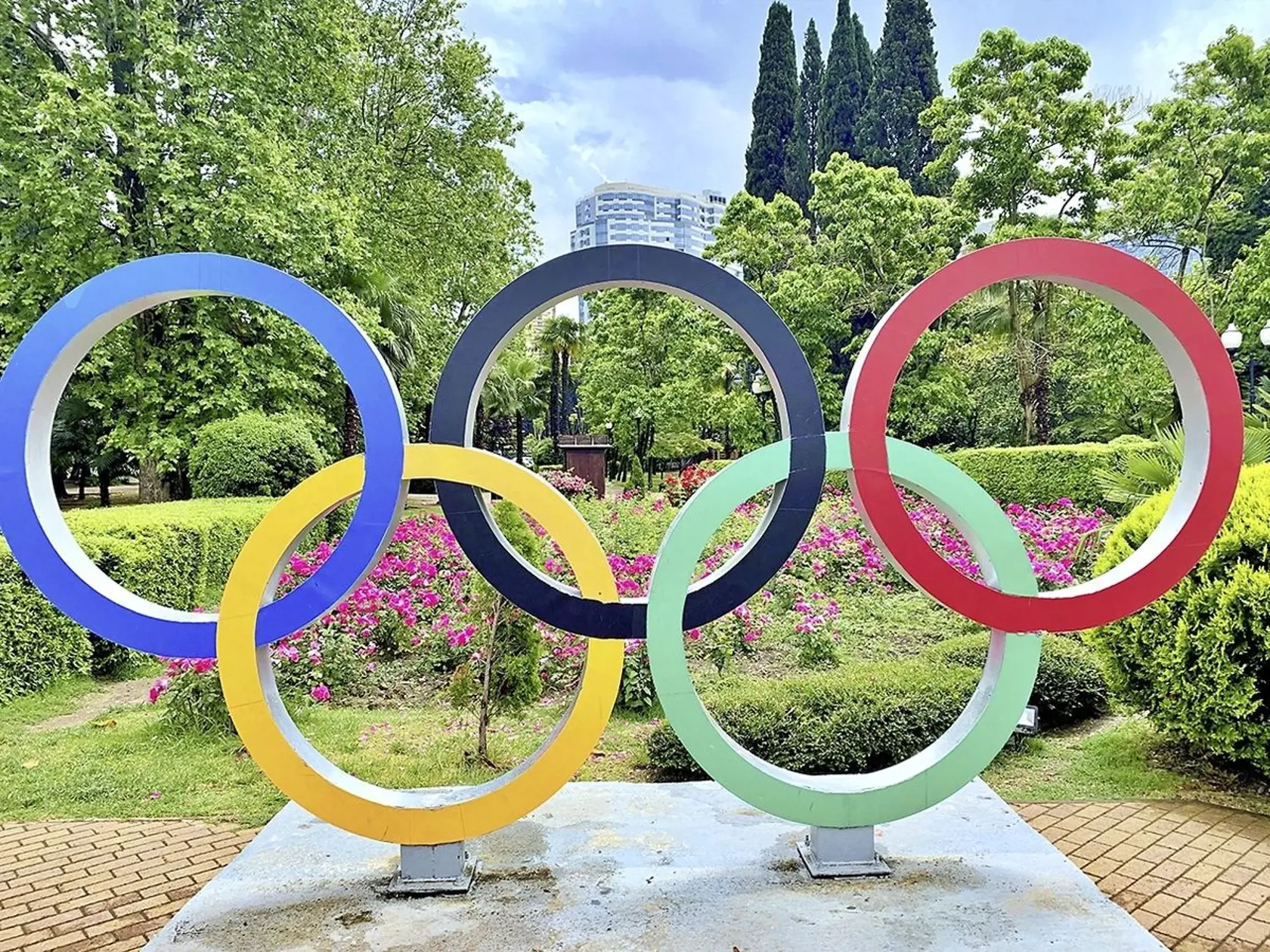 Vyše tridsať kilometrov od centra mesta stojí pamiatka na zimné olympijské hry.