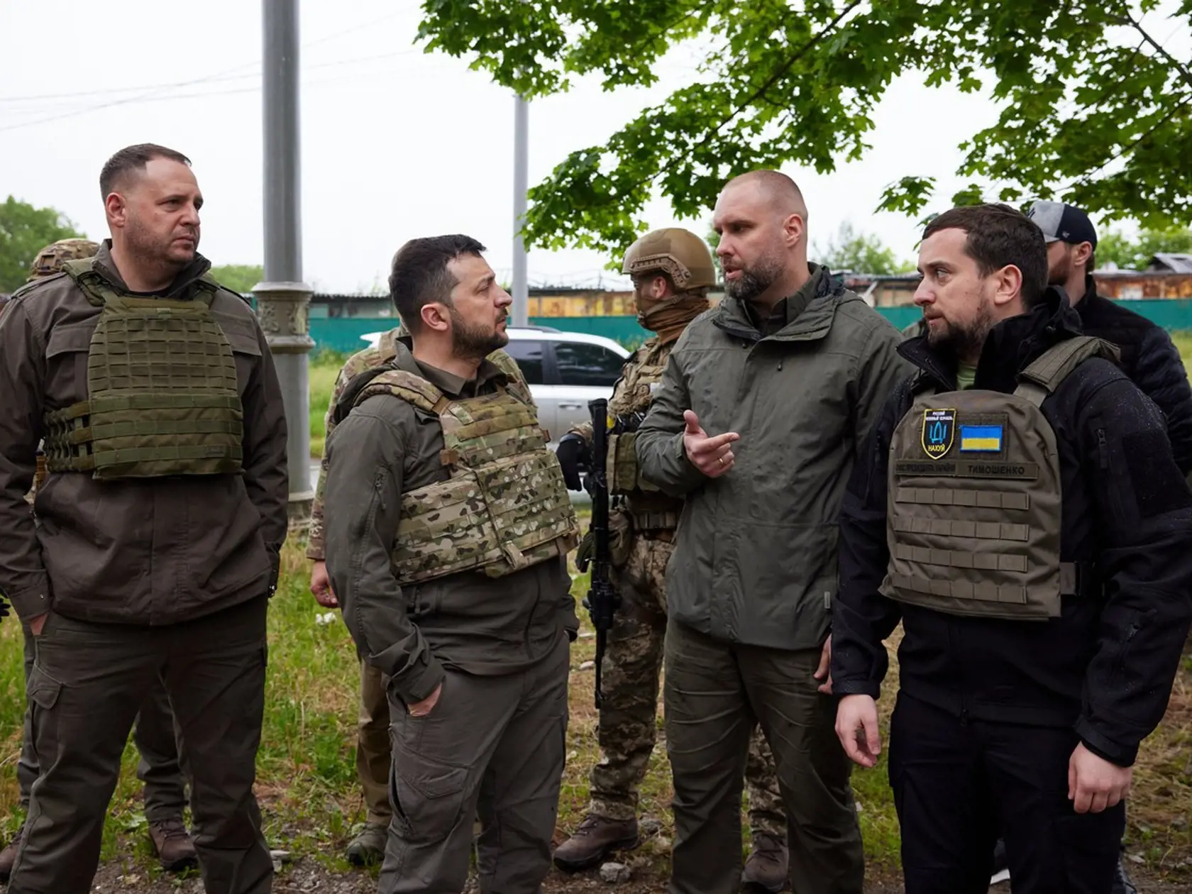 Volodymyr Zelenskyj počas návštevy frontovej línie v Charkovskej oblasti na severovýchode Ukrajiny. Ukrajinský prezident vycestoval 29. mája 2022 prvýkrát od začiatku vojny na Ukrajine mimo Kyjevskej oblasti.